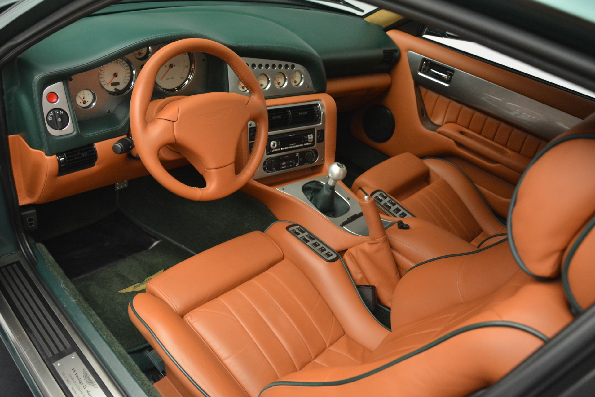 Aston Martin Vantage салон