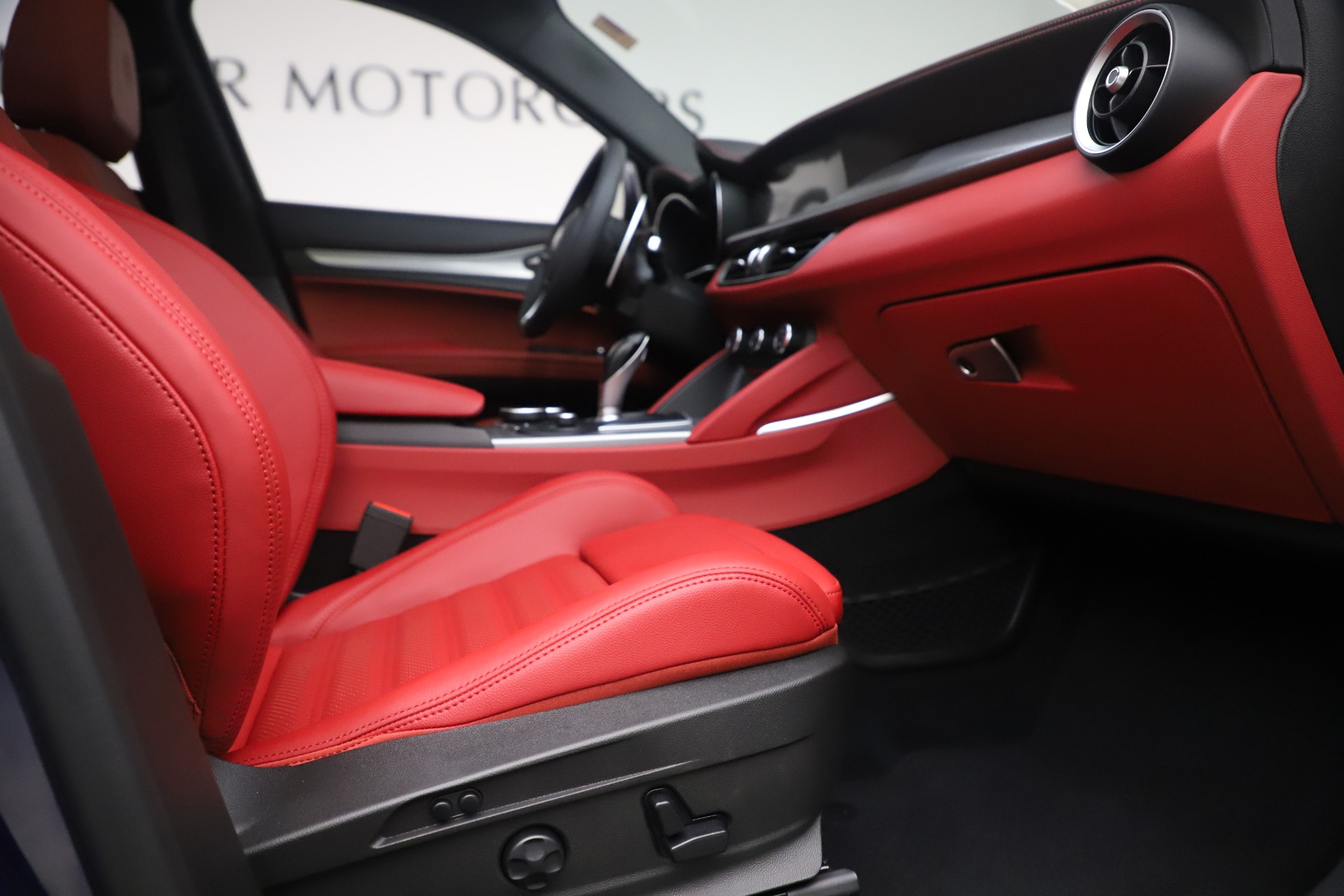 New 2019 Alfa Romeo Stelvio Ti Sport Q4 | St. Petersburg, FL