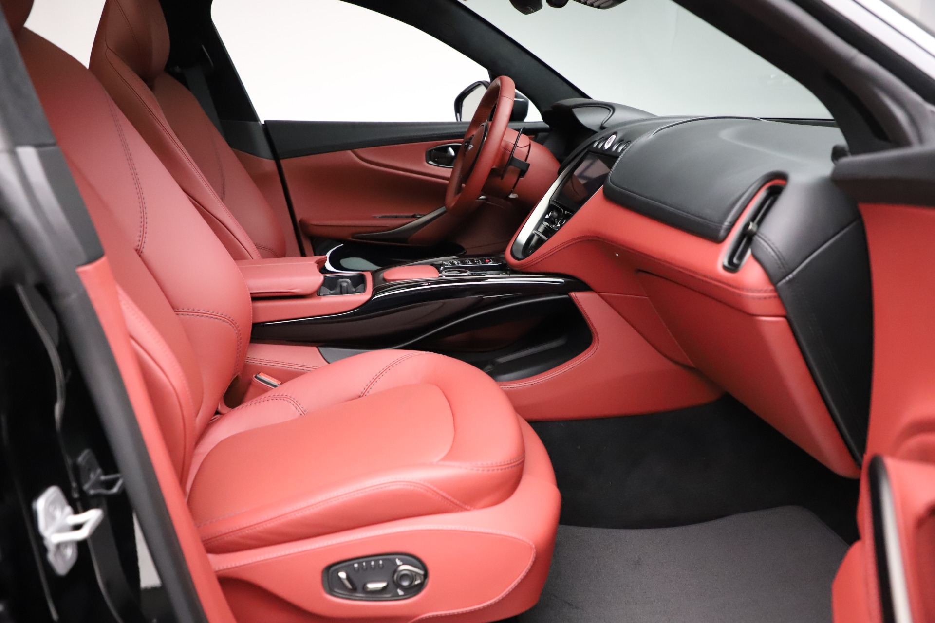 New 2021 Aston Martin DBX | St. Petersburg, FL