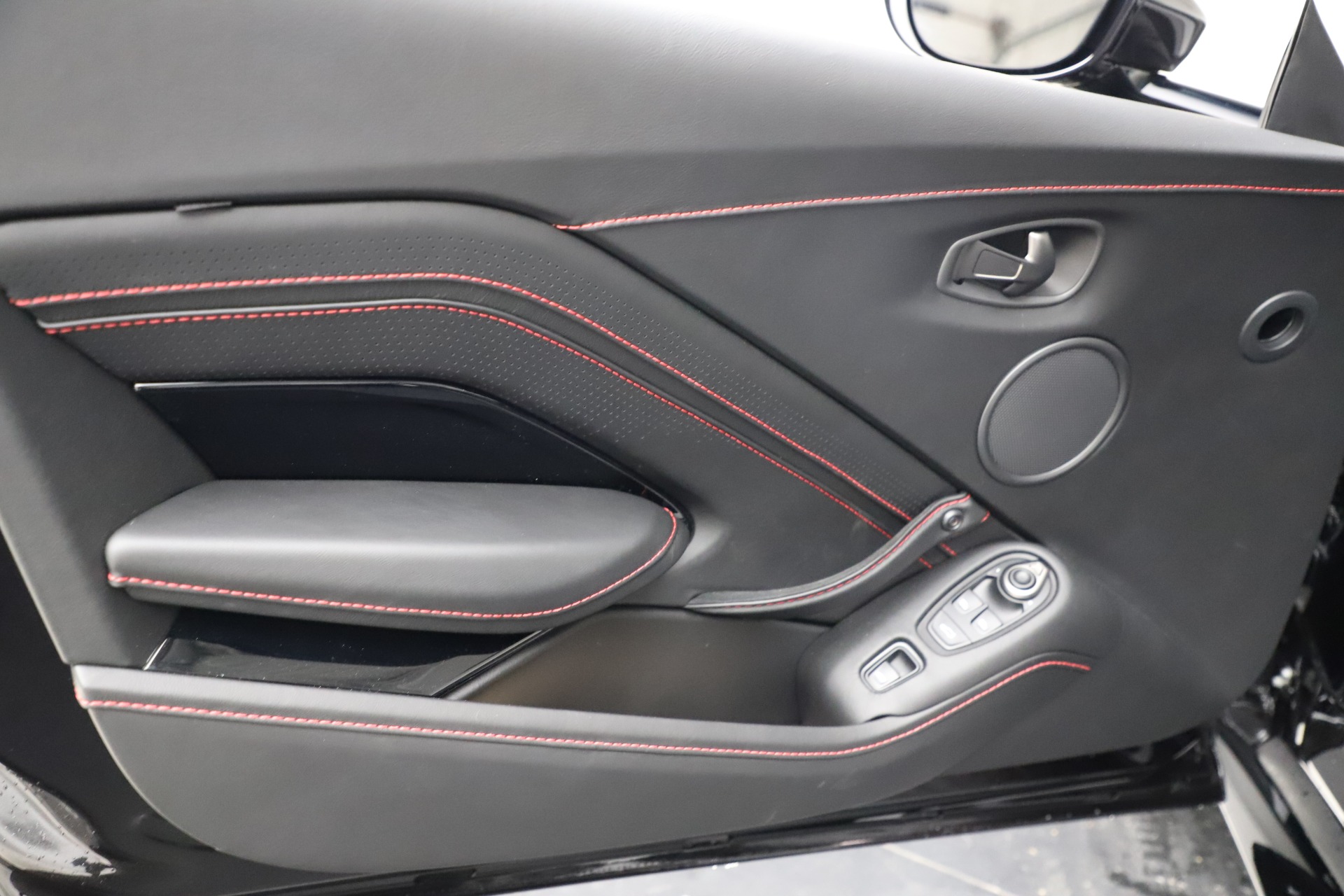 New 2021 Aston Martin Vantage Roadster | St. Petersburg, FL