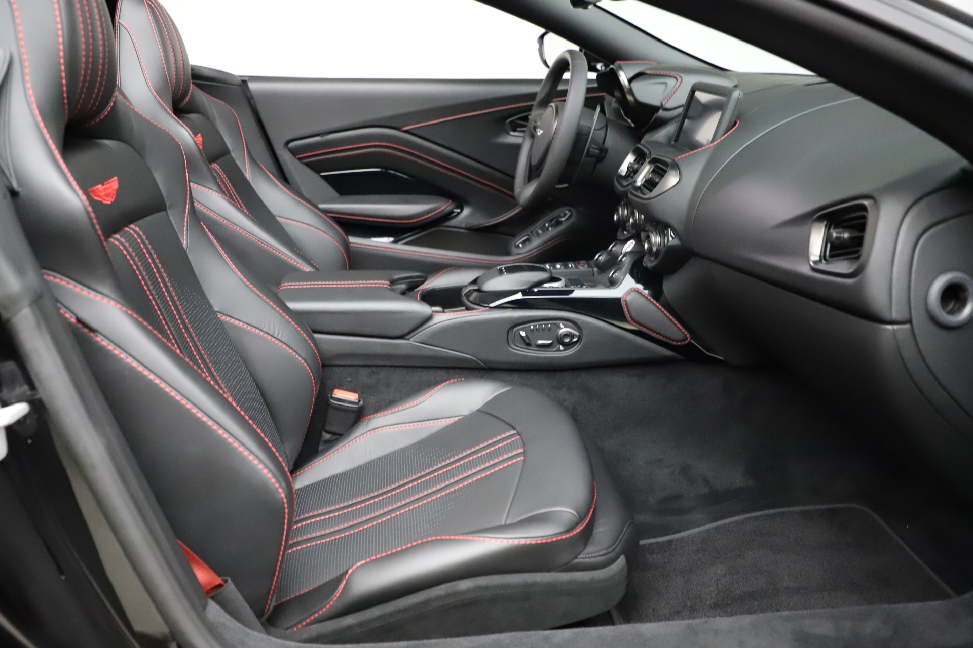 New 2021 Aston Martin Vantage Roadster | St. Petersburg, FL