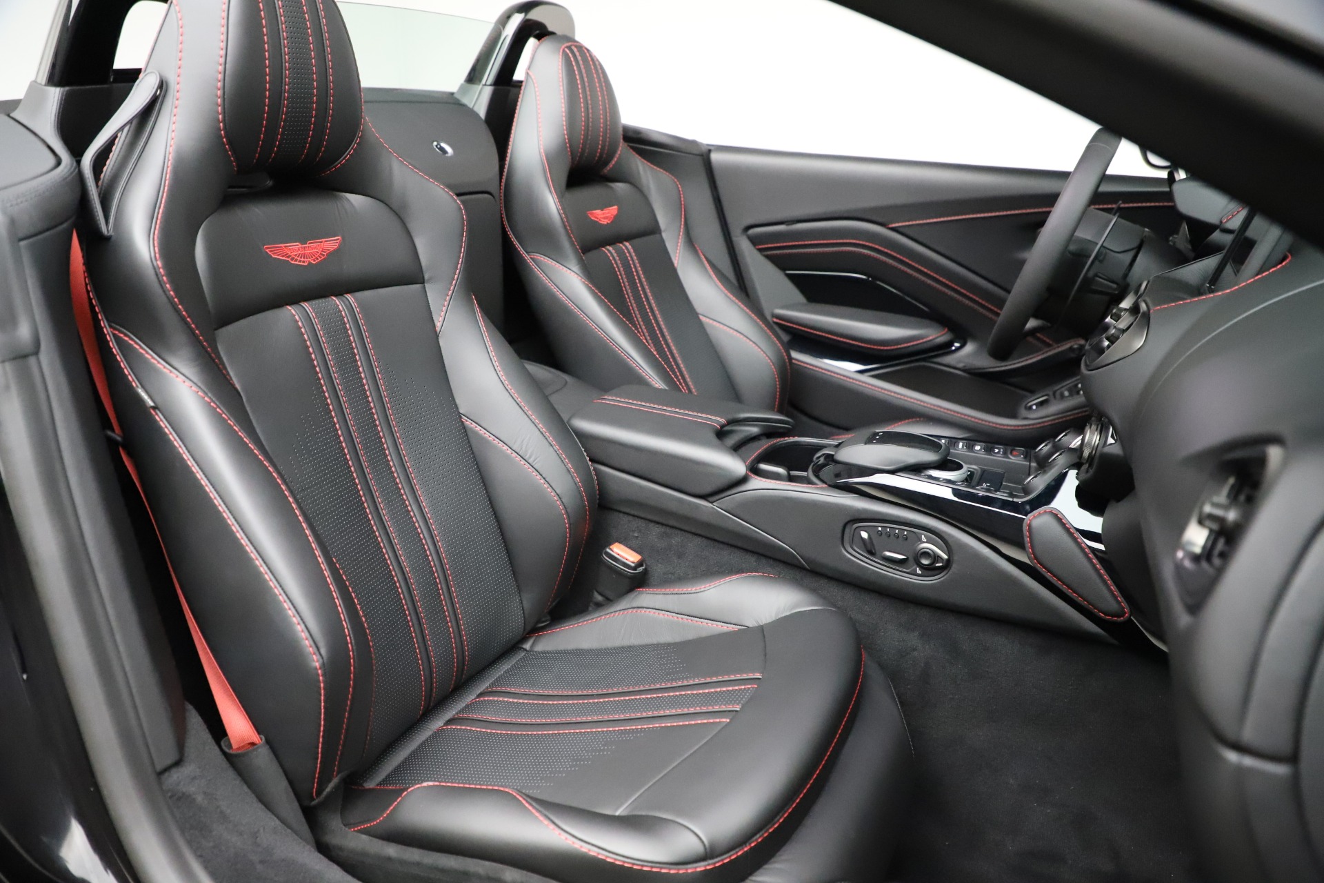 New 2021 Aston Martin Vantage Roadster | St. Petersburg, FL