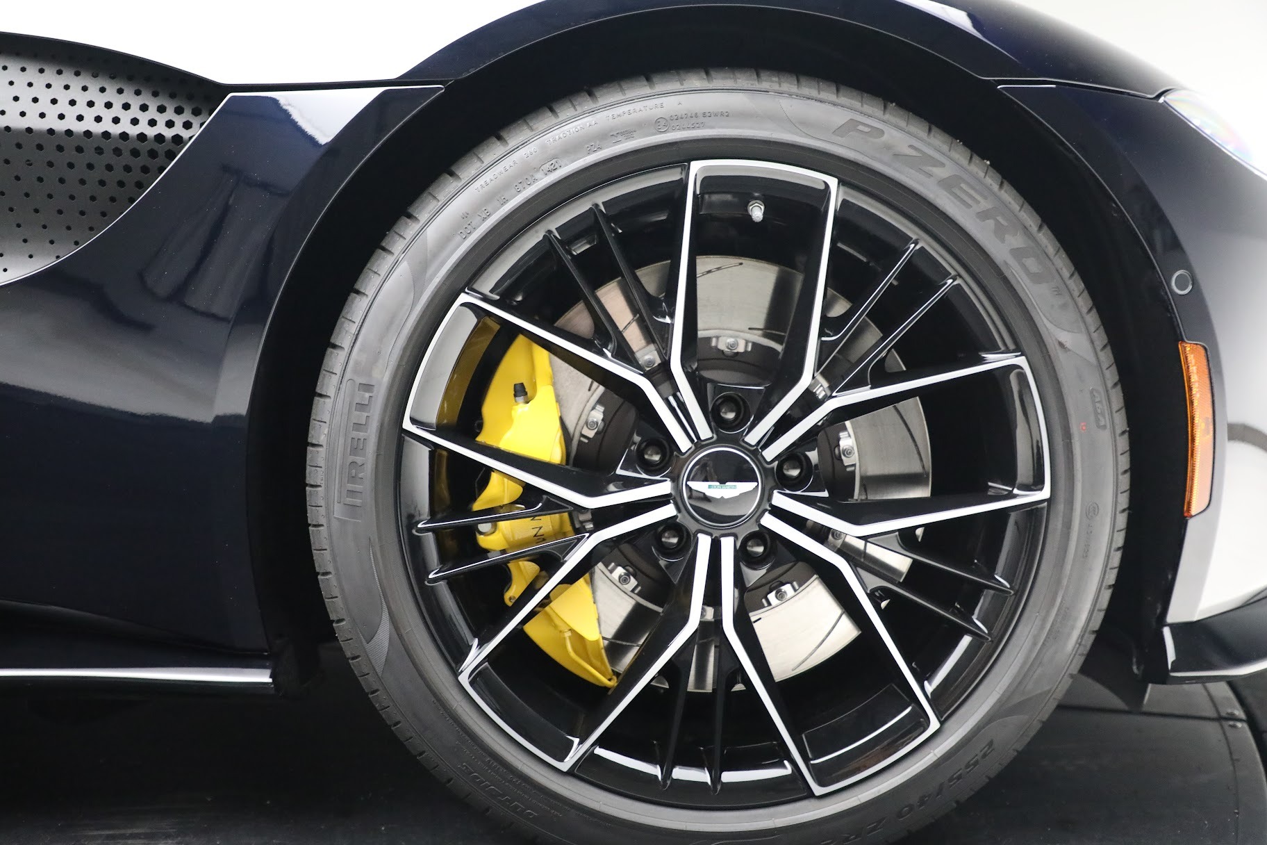 New 2021 Aston Martin Vantage Roadster | St. Petersburg, FL