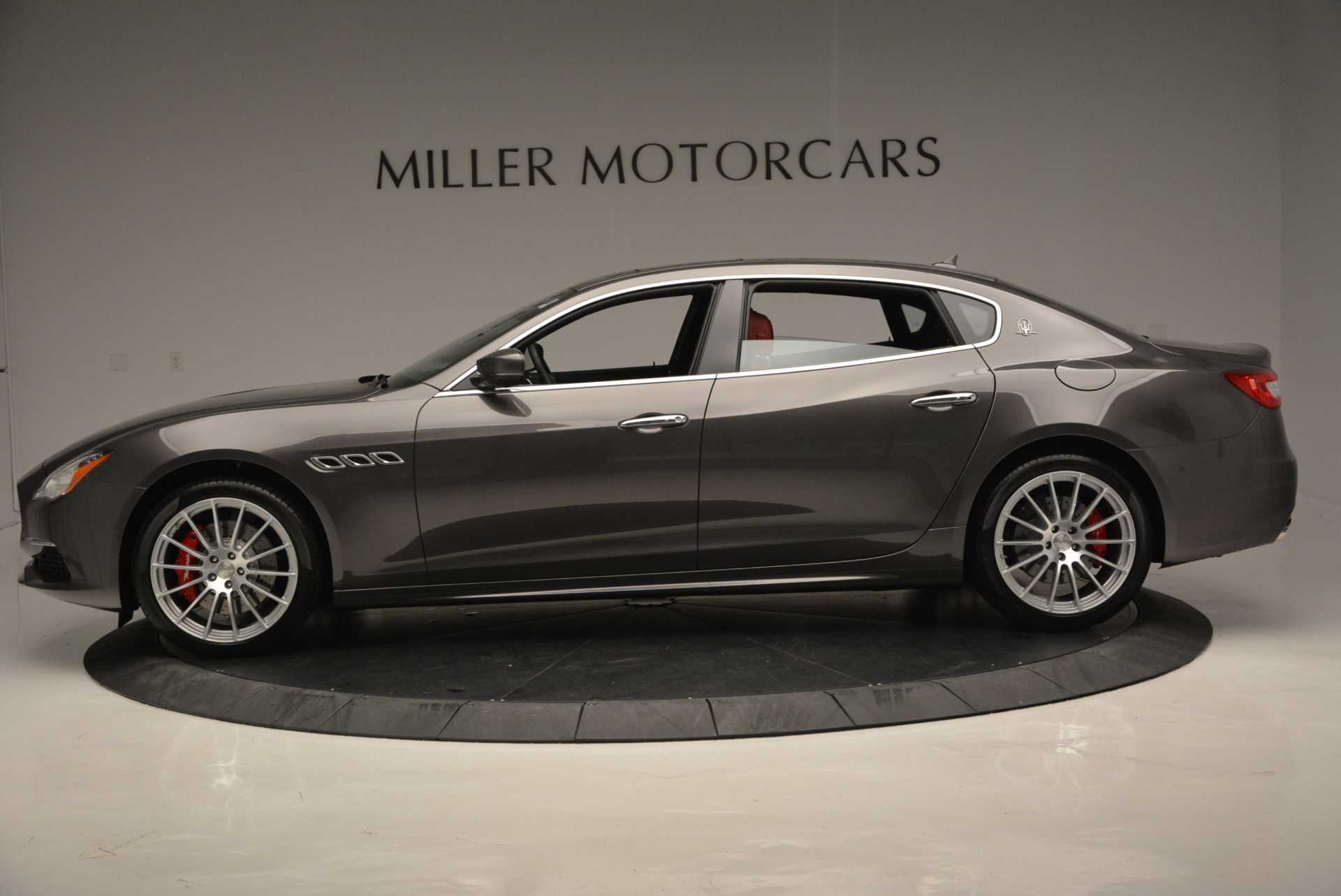 https://www.millermotorcars.com/galleria_images/585/585_p3_l.jpg
