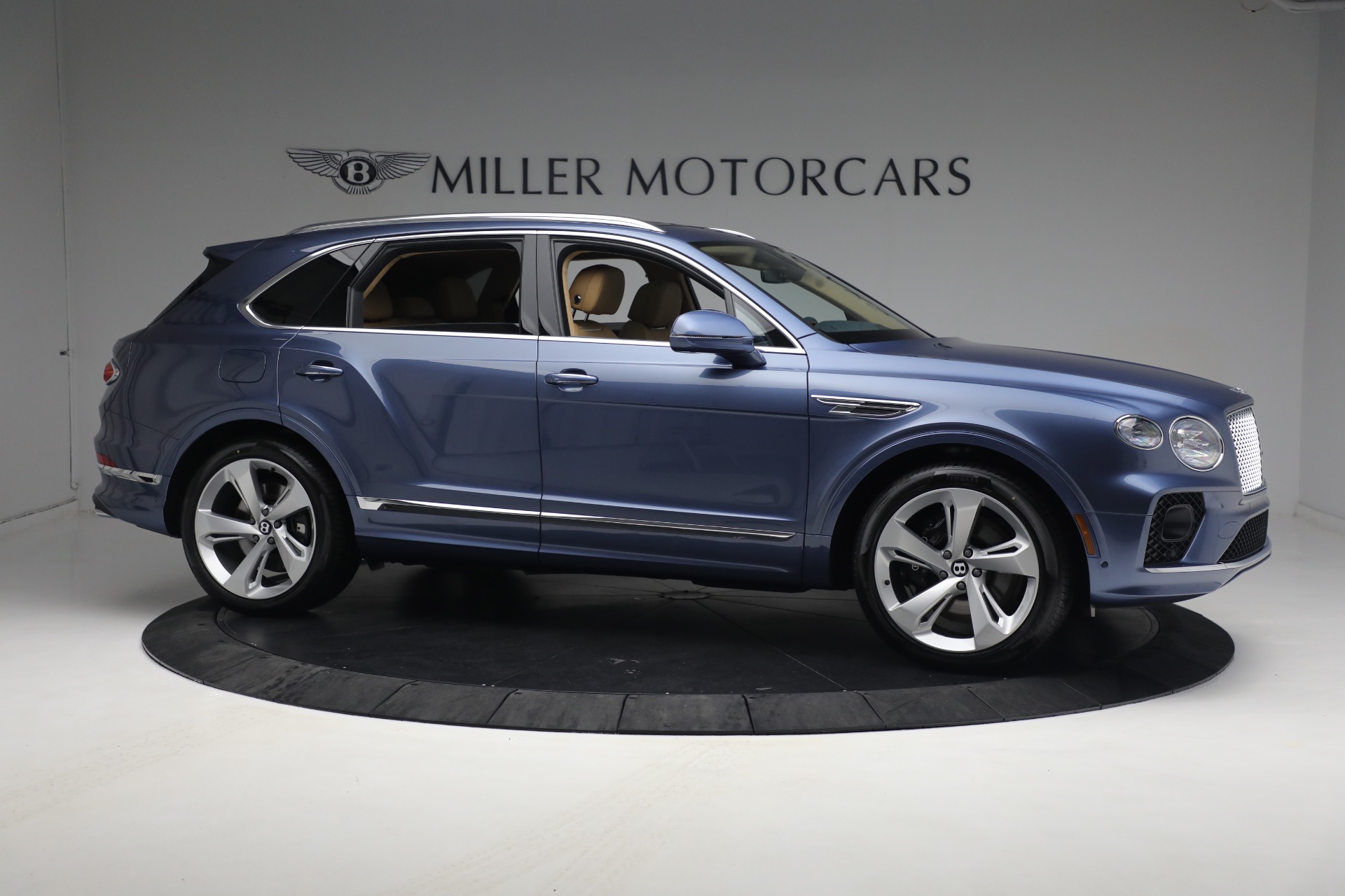 New 2023 Bentley Bentayga Hybrid | St. Petersburg, FL