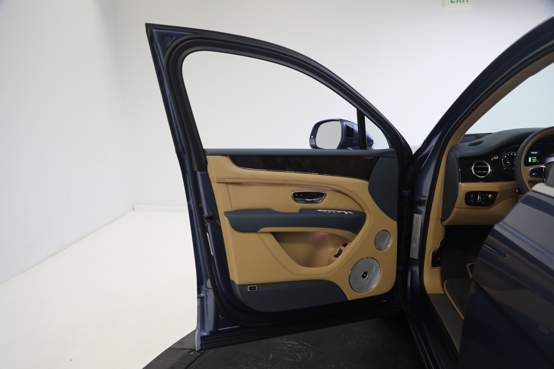 New 2023 Bentley Bentayga Hybrid | St. Petersburg, FL