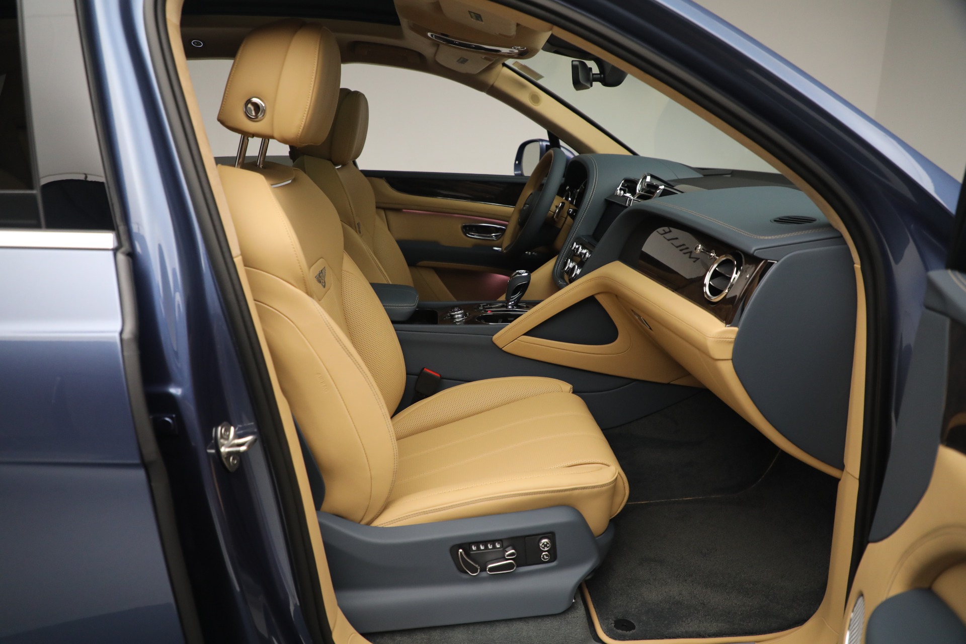New 2023 Bentley Bentayga Hybrid | St. Petersburg, FL