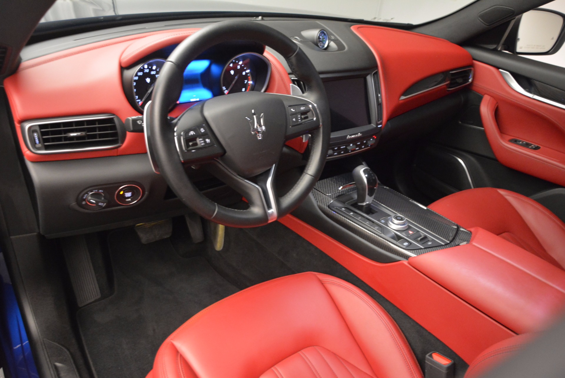 Maserati Levante красный салон