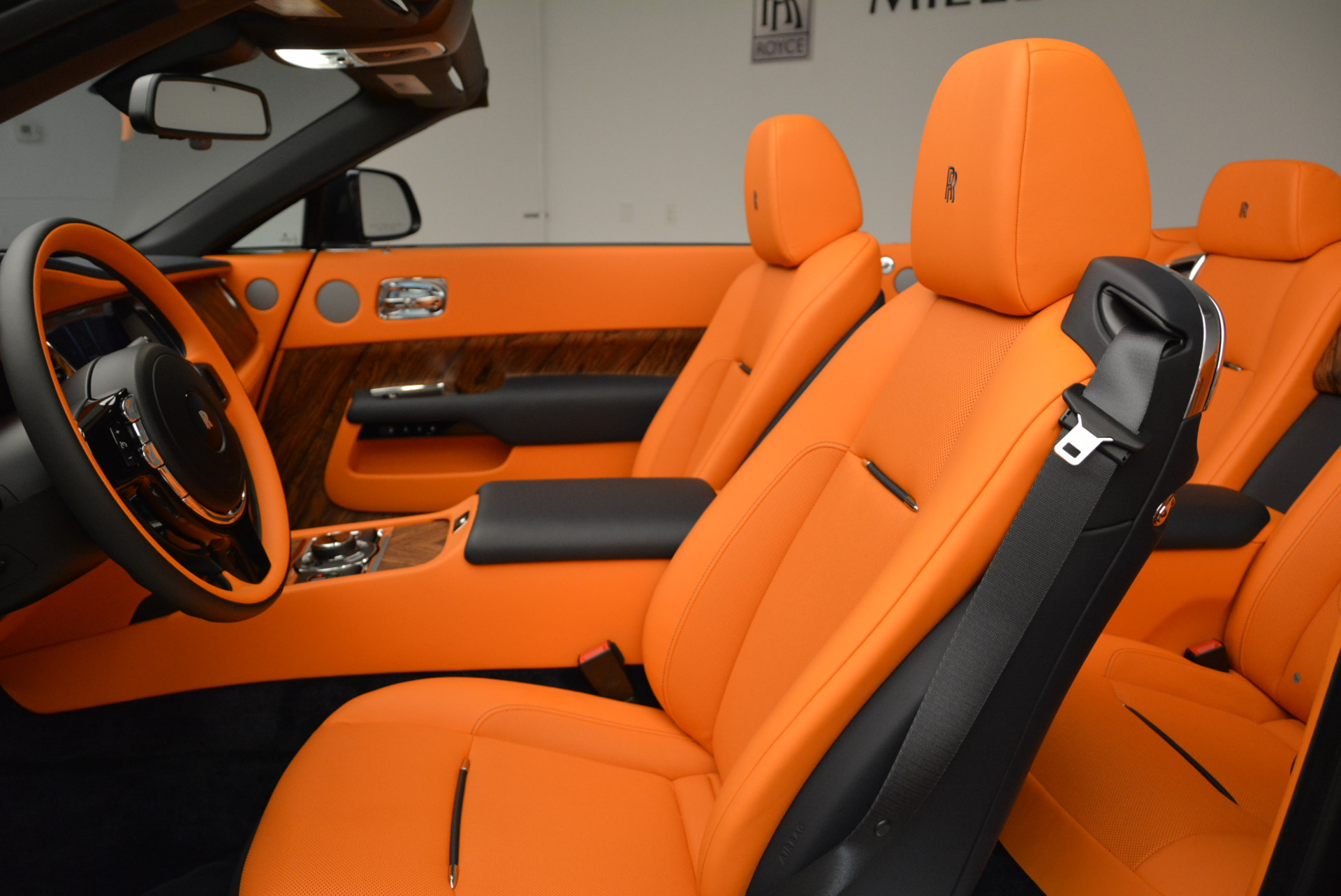 Giá xe RollsRoyce Dawn 2023 mới nhất tại Việt Nam  Tinxe
