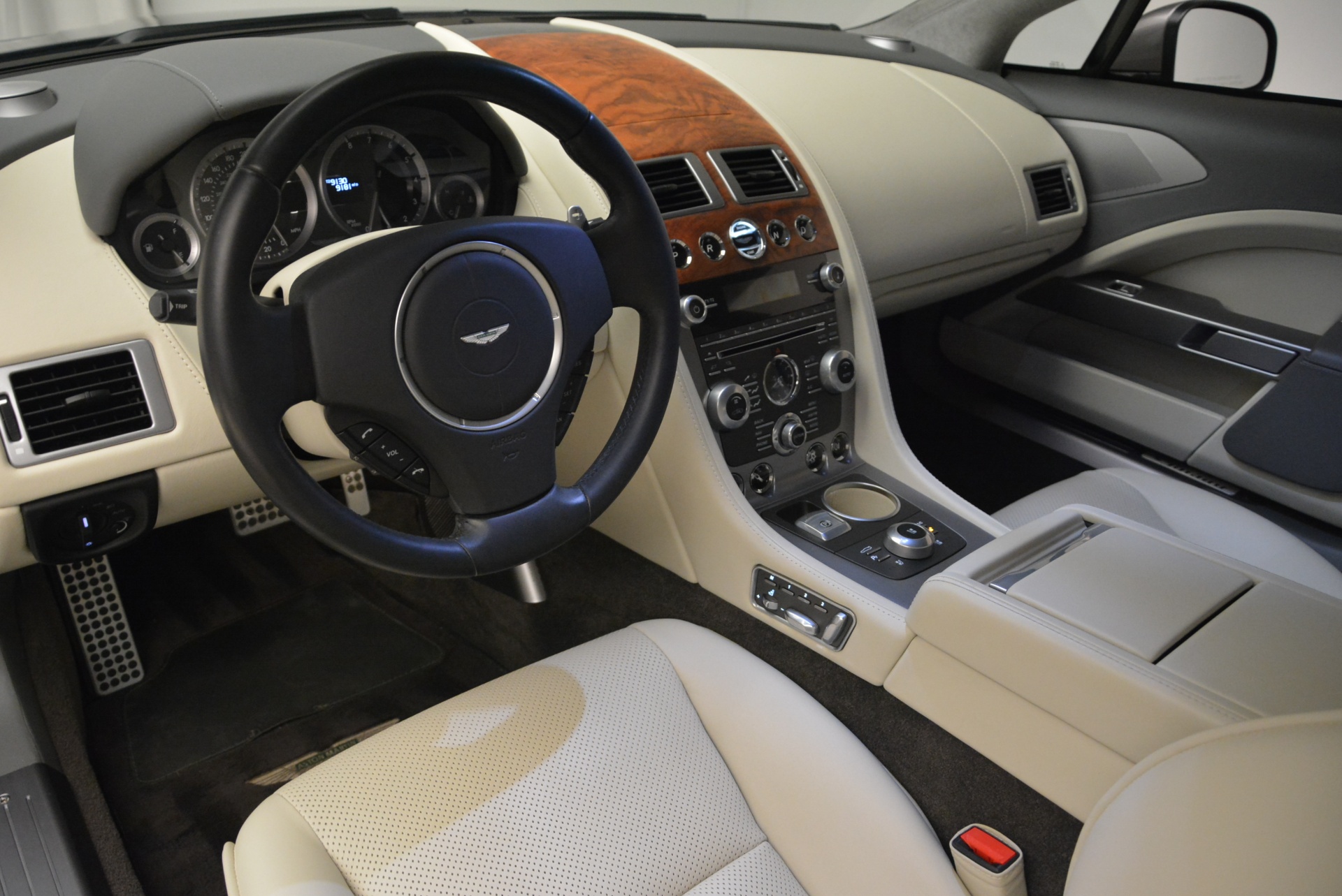 Aston Martin rapide салон