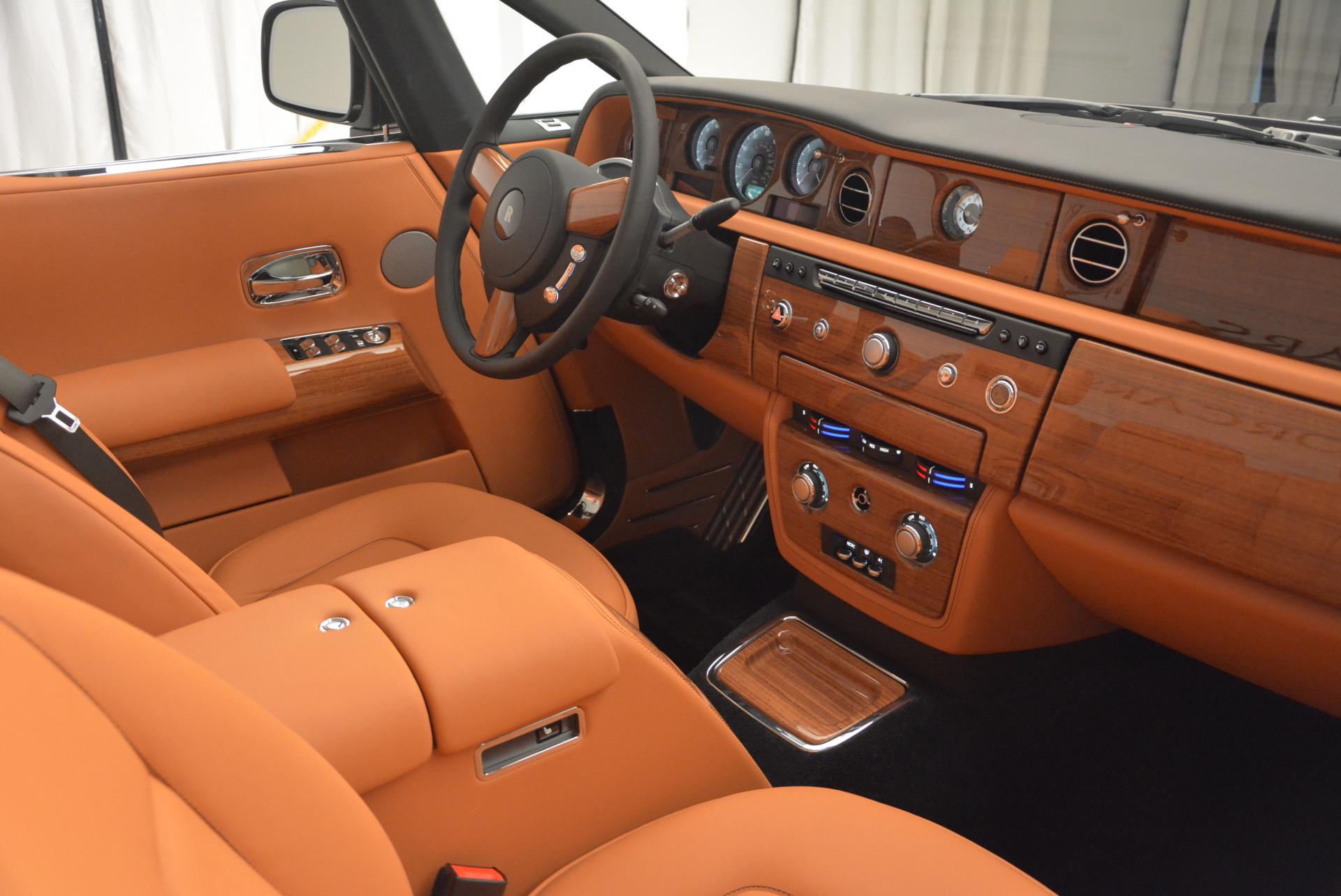 Cận cảnh RollsRoyce Phantom Series II EWB trắng đầu tiên tại Việt Nam