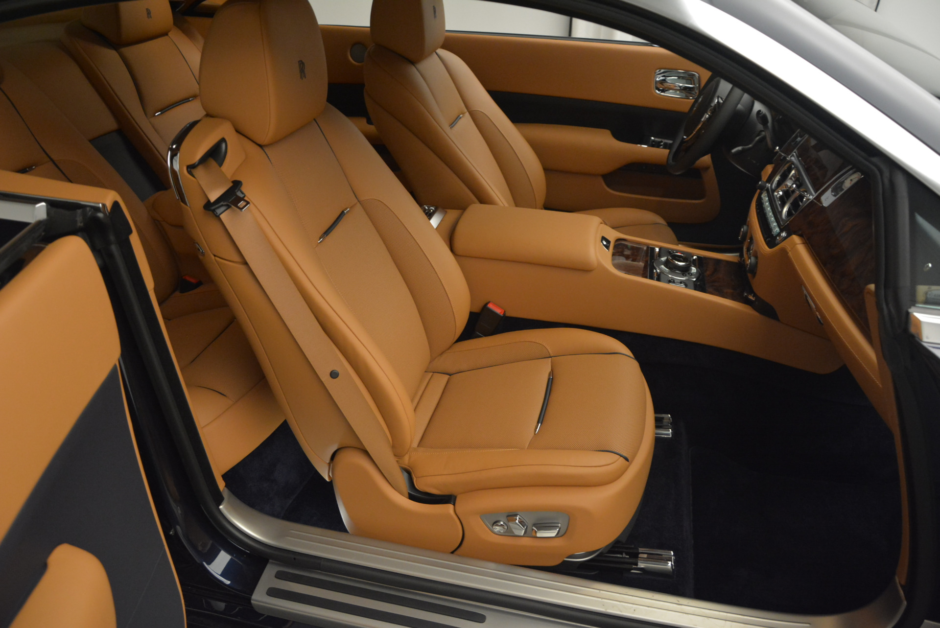 RollsRoyce Phantom 2023 ra mắt Tản nhiệt phát sáng nhiều tùy chọn mới  cho giới siêu giàu