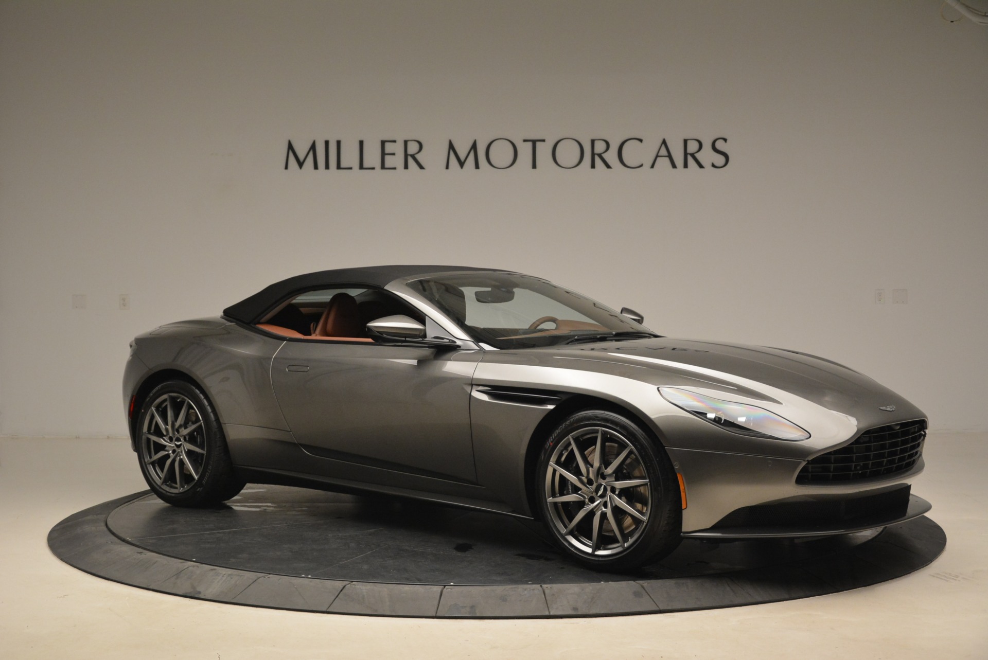 Aston Martin db11 volante