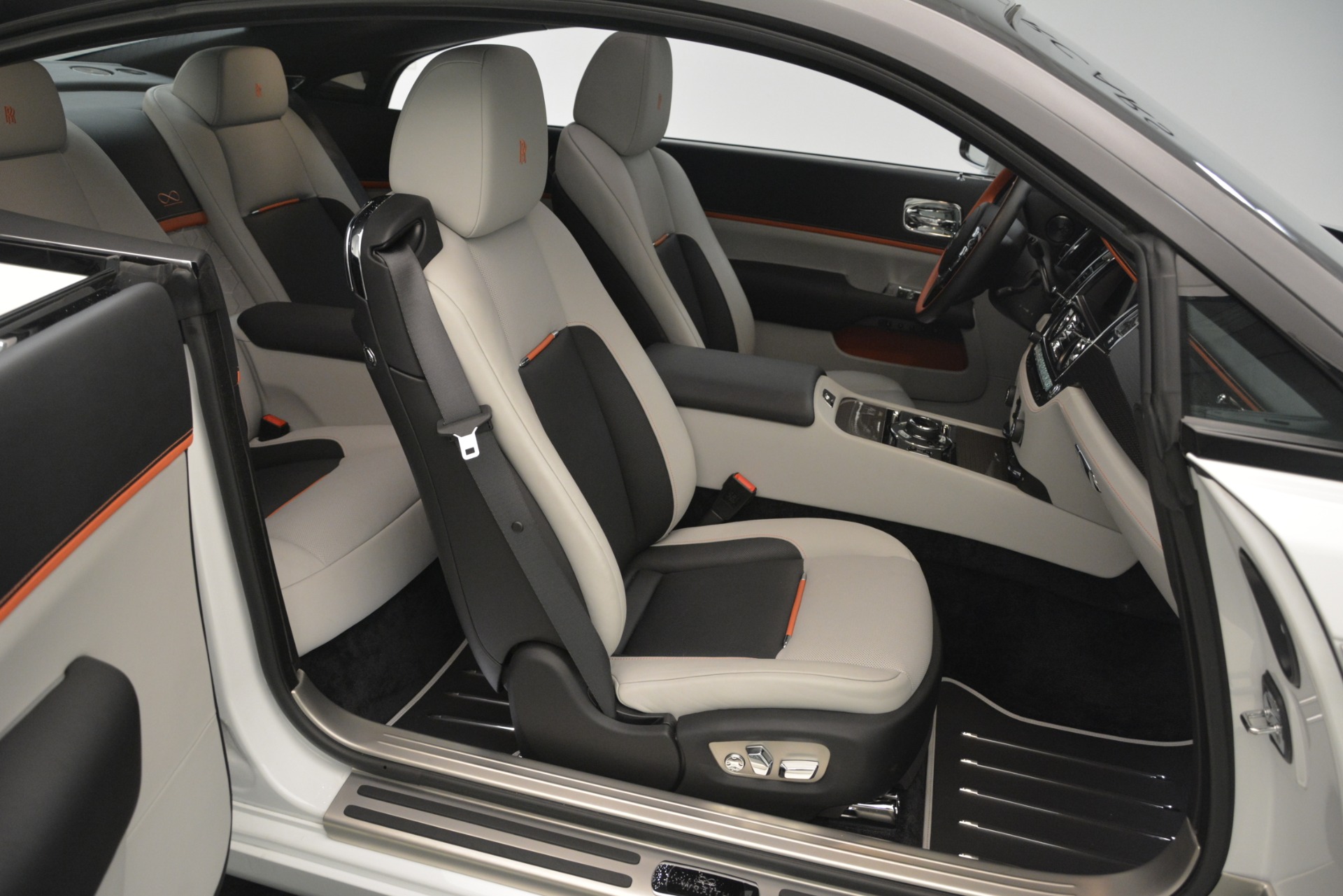Pre-Owned 2018 Rolls-Royce Wraith Black Badge Nebula Pre-Owned 2018 Rolls-Royce Wraith Black Badge Nebula