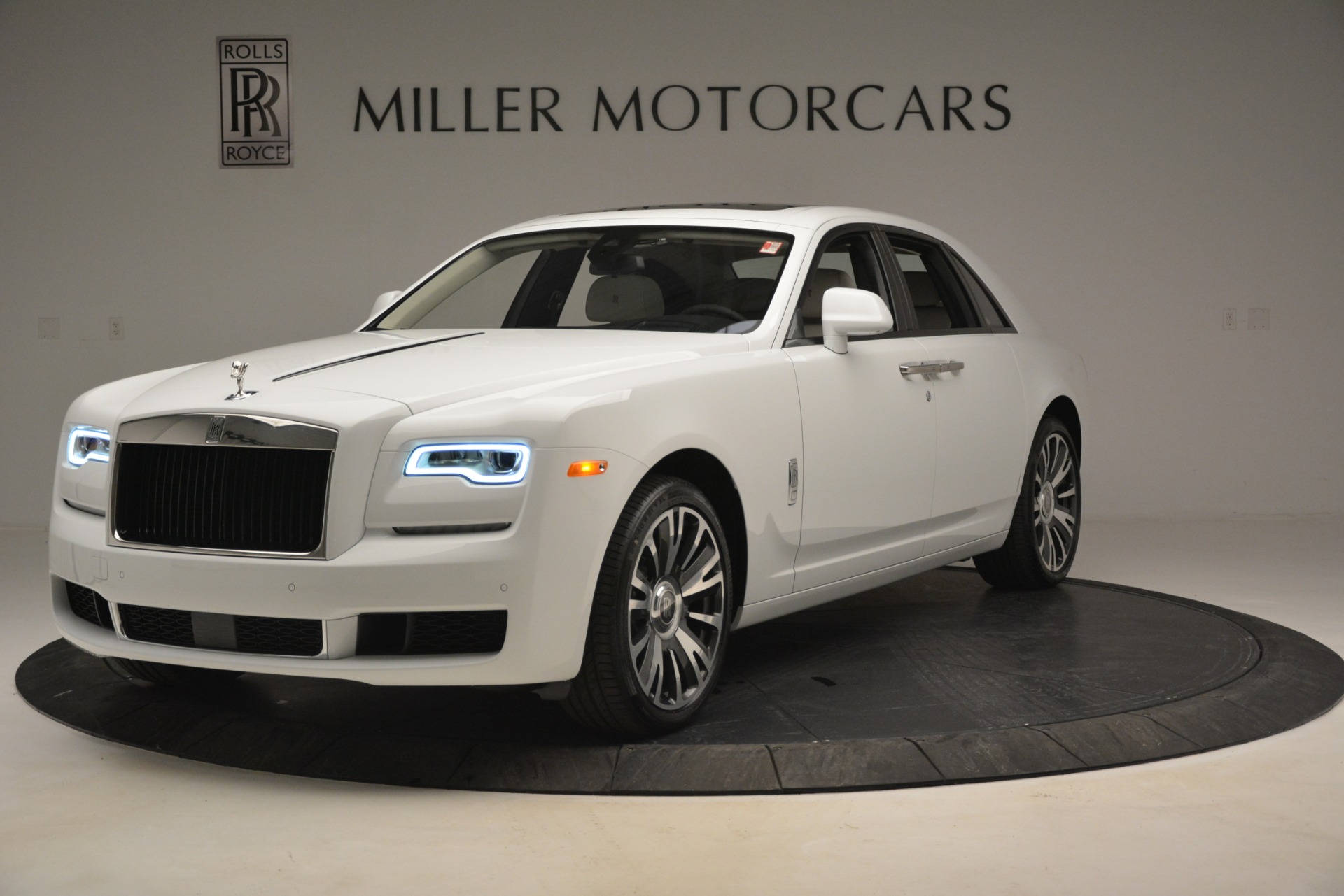 Rolls Royces 400000 SUV helps carmaker set sales record in 2019