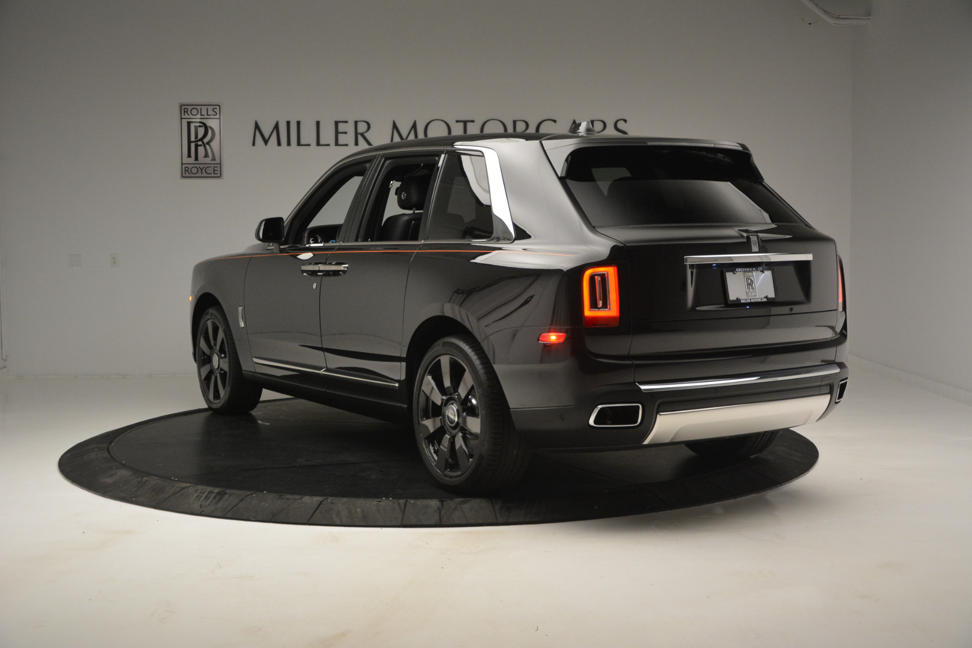 Giá xe RollsRoyce Cullinan mới nhất 2023 tại Việt Nam  Tinxe