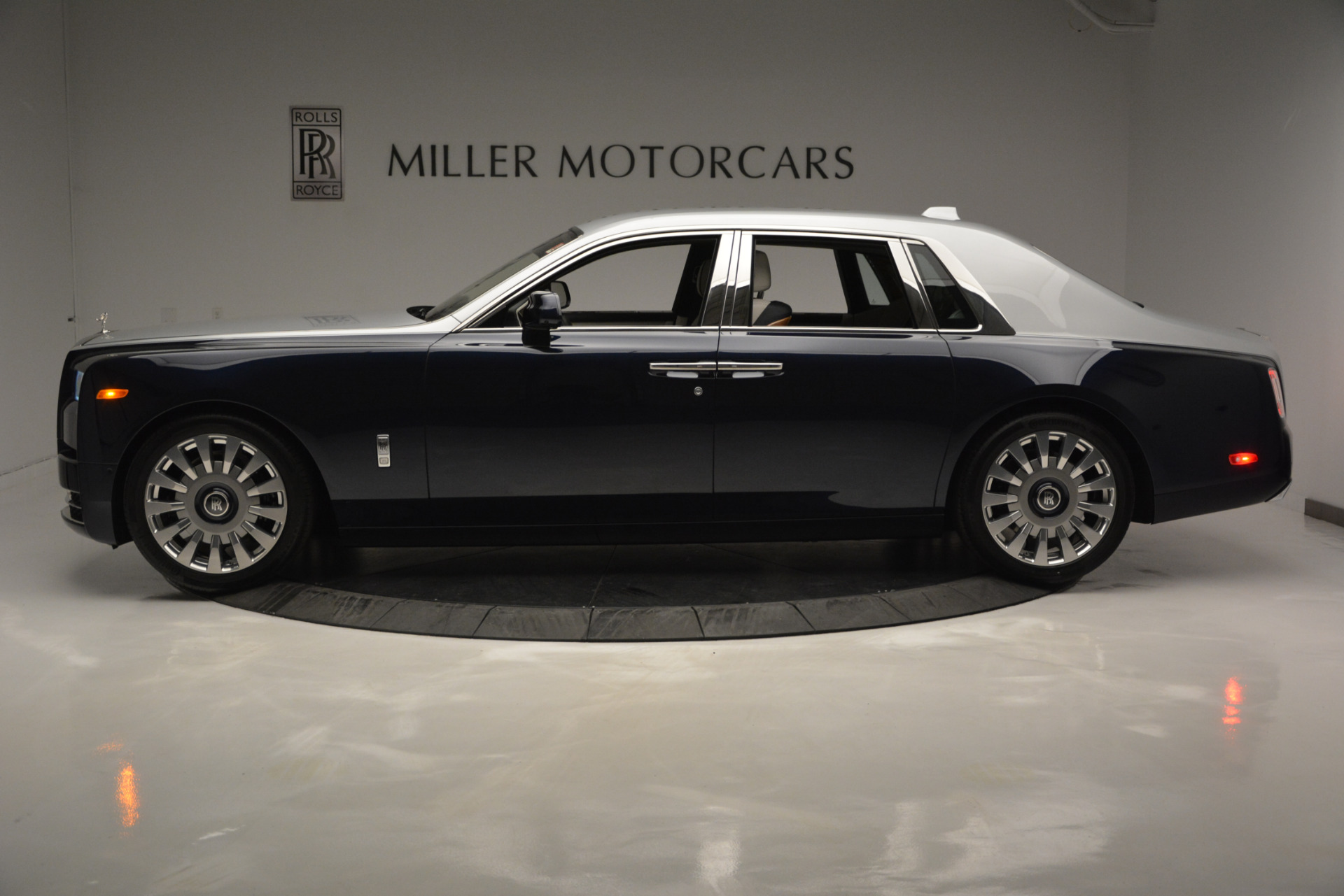 Một trong 20 chiếc RollsRoyce Phantom Tempus đến tay khách hàng  VOVVN