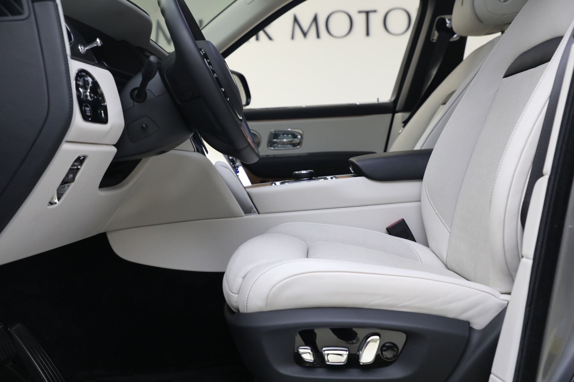 The 2020 RollsRoyce Cullinan Makes Social Distancing Bearable