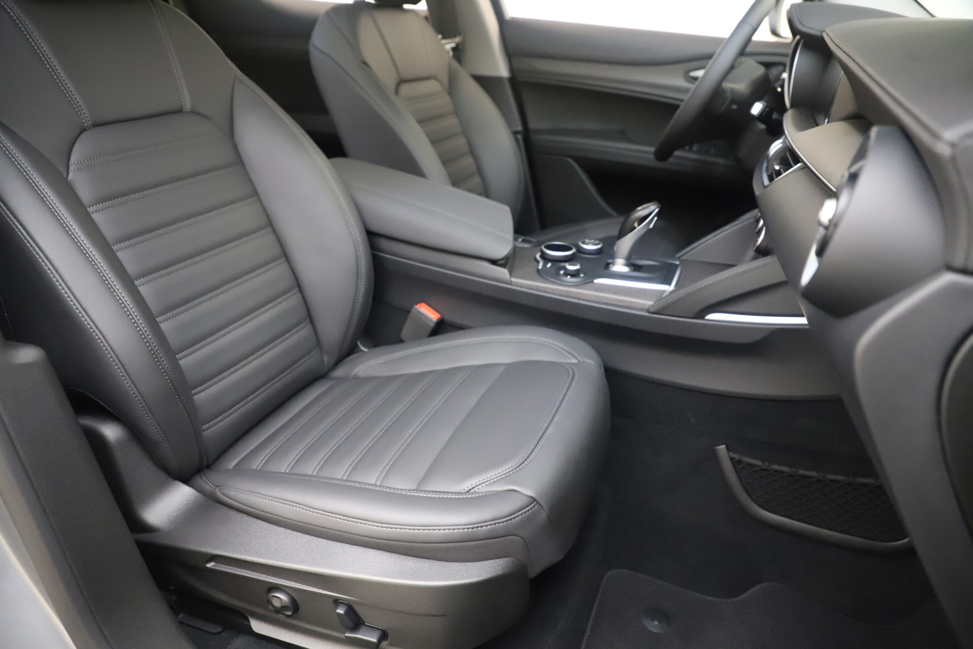New-2019-Alfa-Romeo-Stelvio-Ti-Lusso-Q4.jpg