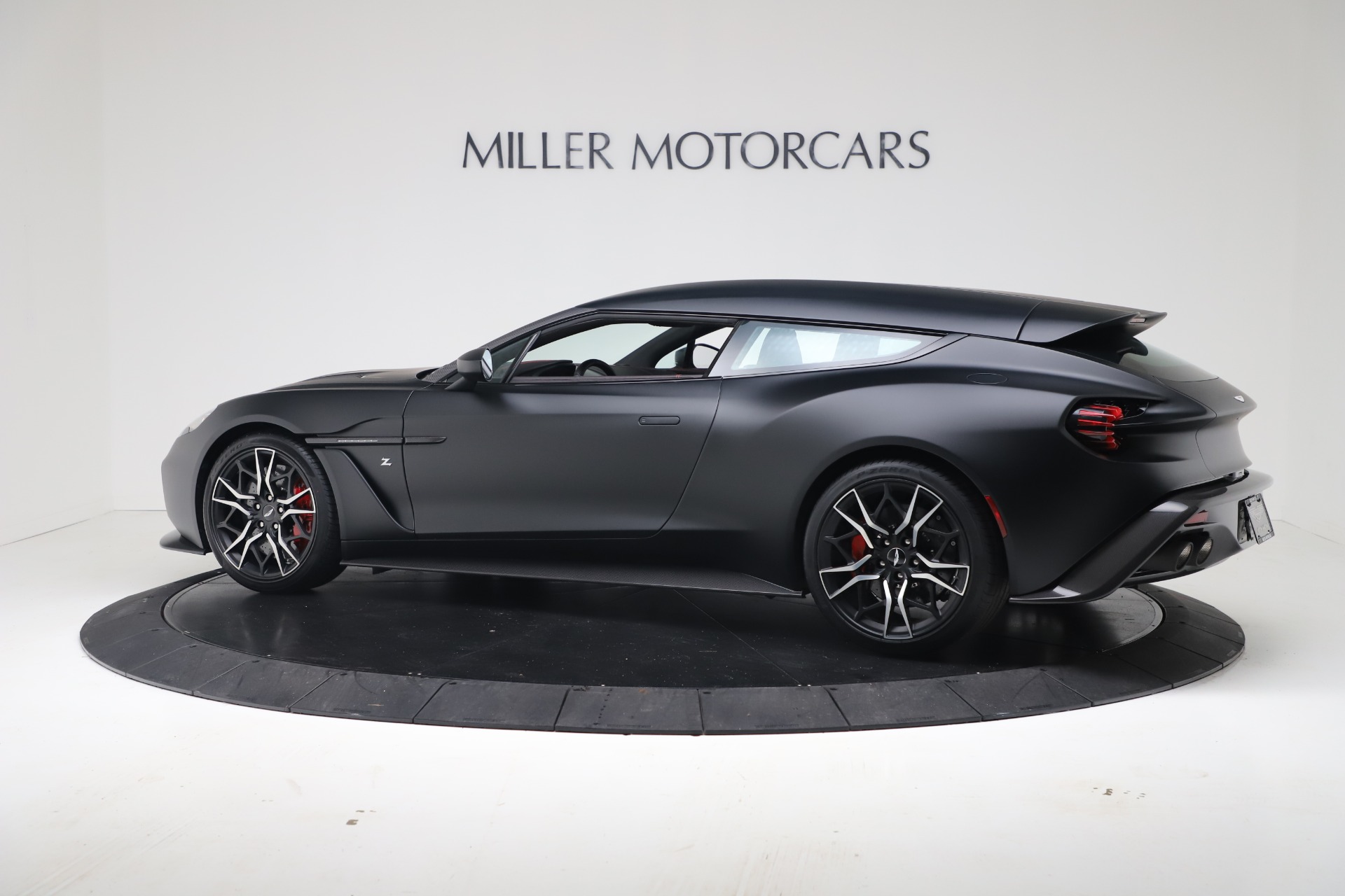 Aston Martin Vanquish Zagato shooting Brake салон