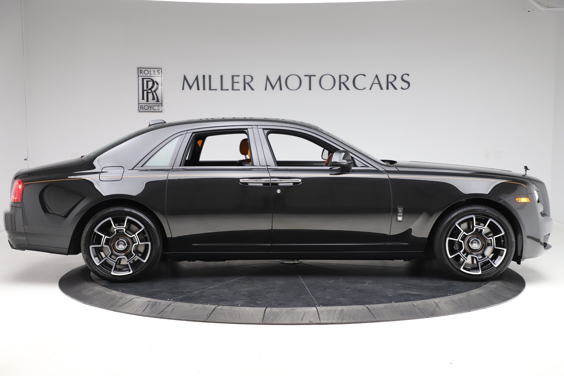 RollsRoyce Black Badge Ghost được phủ lớp sơn màu đen nặng tới 45kg  Báo  Dân trí