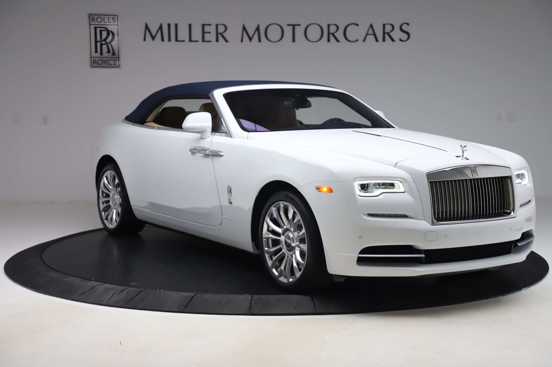Chi tiết Rolls Royce Dawn kèm giá bán 092023