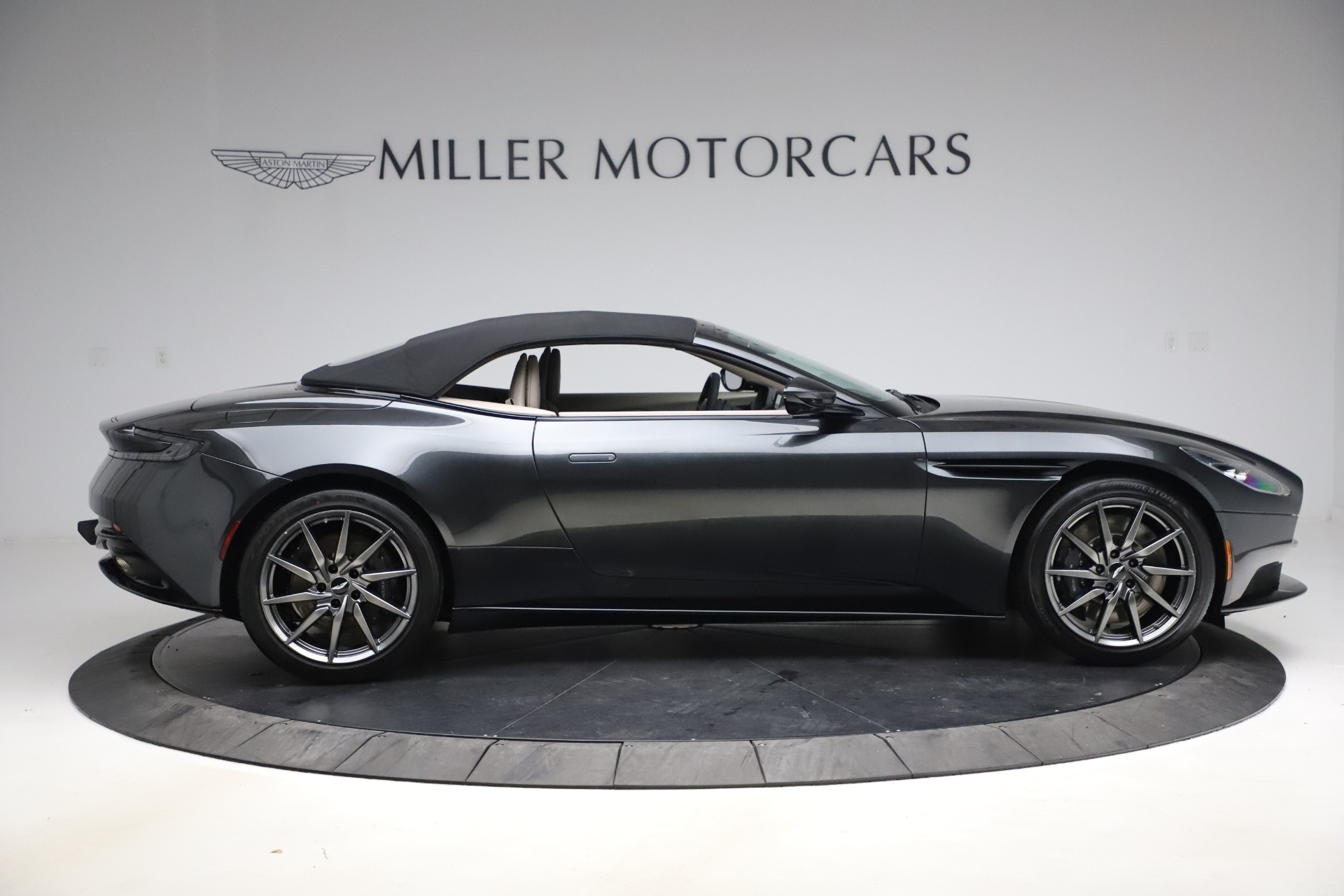 2021 aston martin db11 volante 2021 aston martin db11 volante