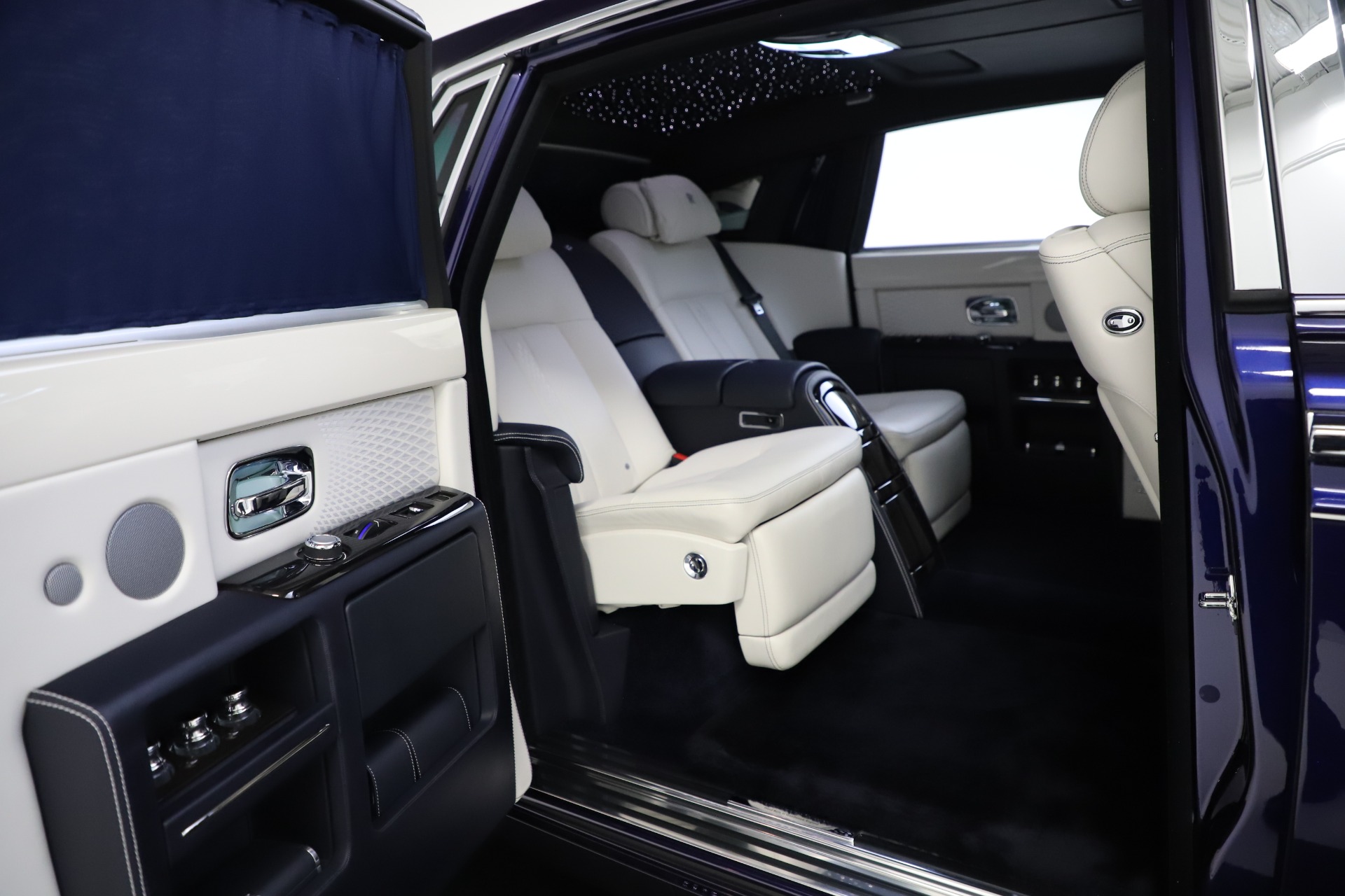 Cận cảnh RollsRoyce Phantom VIII Siêu xe sang khiến bạn cách biệt hoàn  toàn thế giới bên ngoài
