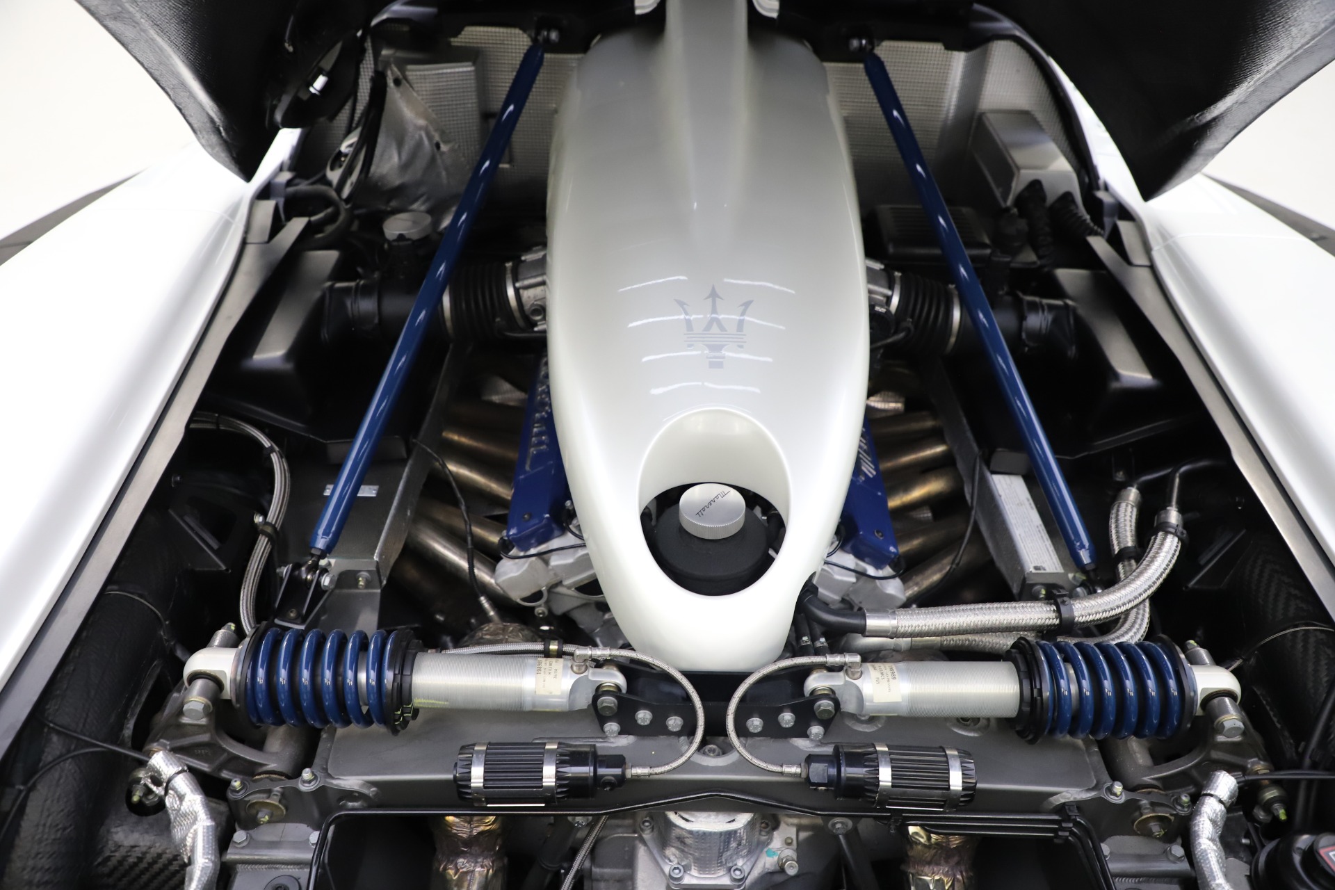 Двигатель мазерати. Maserati mc12 двигатель. Мотор Мазерати v12. Maserati mc12 ГРМ. Maserati mc12 под капотом.