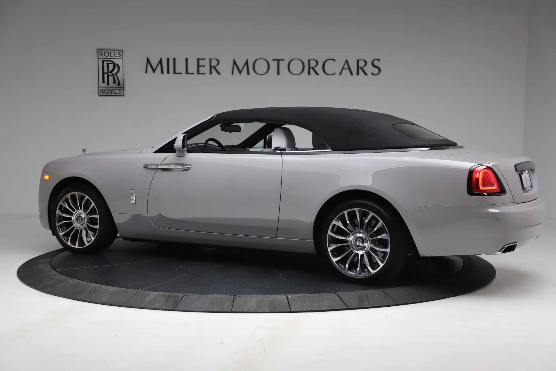 Giá xe Rolls Royce Dawn 2023  Đánh giá Thông số kỹ thuật Hình ảnh Tin  tức  Autofun