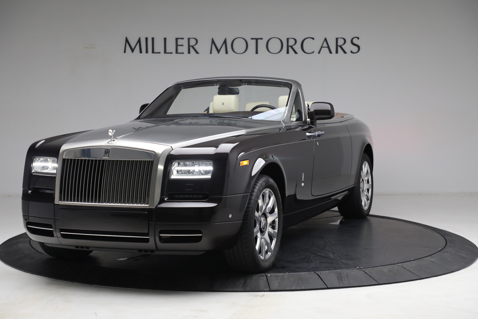 Cận cảnh siêu xe RollsRoyce Drophead Coupe ở Sài Gòn