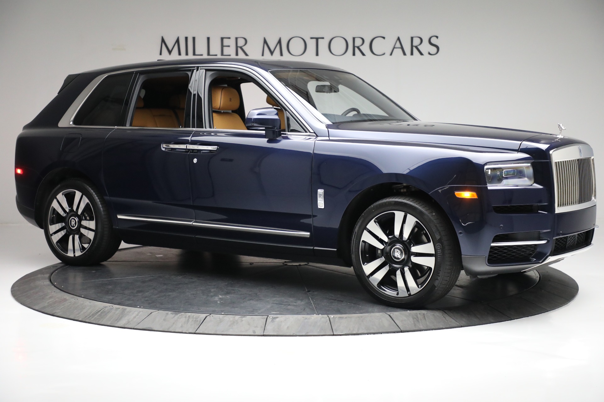 Phiên bản đặc biệt RollsRoyce Cullinan Black and Bright lấy cảm hứng từ  đêm Moscow