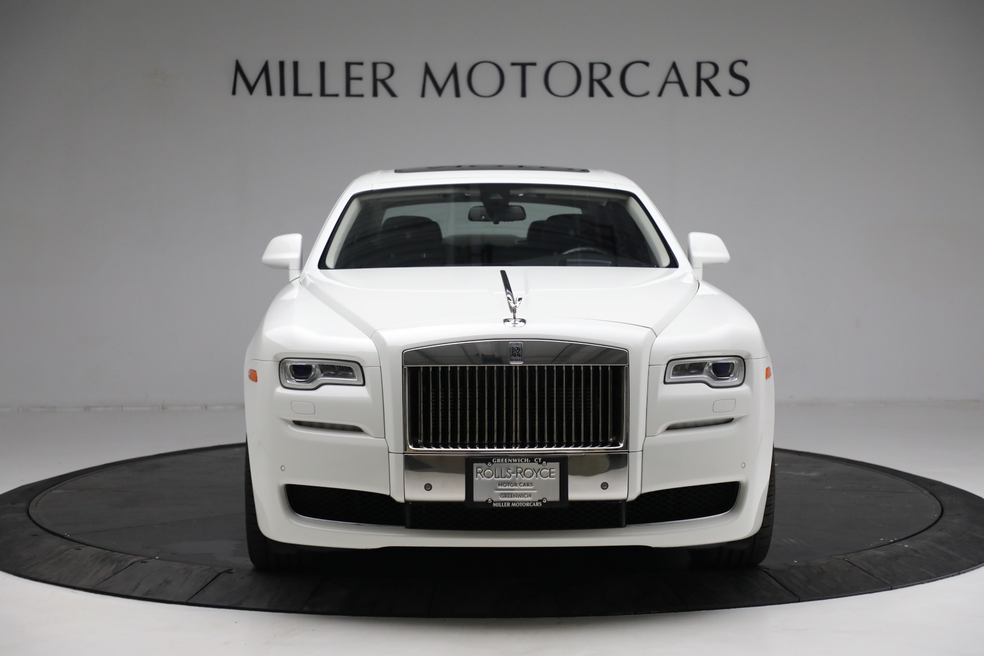 Cận cảnh siêu xe RollsRoyce Ghost với nội thất độc đáo tại Hà Nội