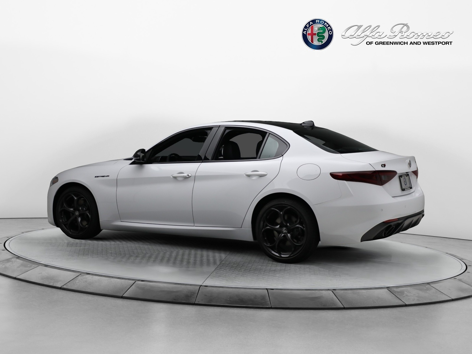 New-2023-Alfa-Romeo-Giulia-Estrema