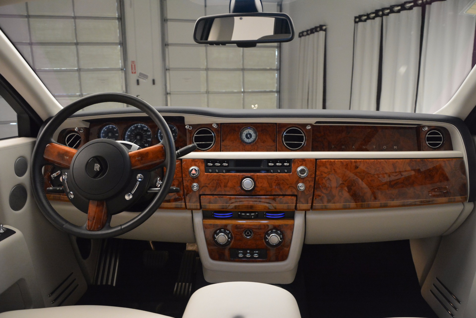 RollsRoyce Phantom phiên bản độ kéo dài thân xe