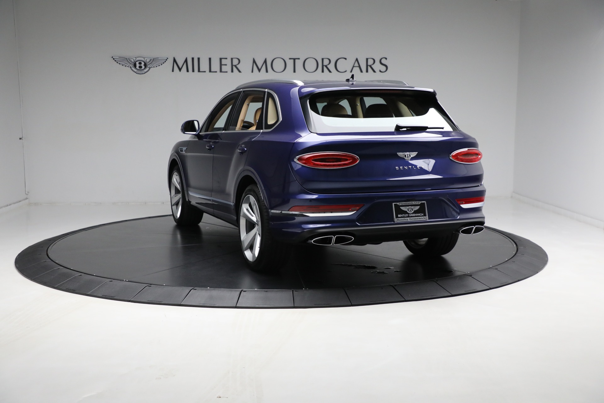 2023 Bentley Bentayga V8 photo 3