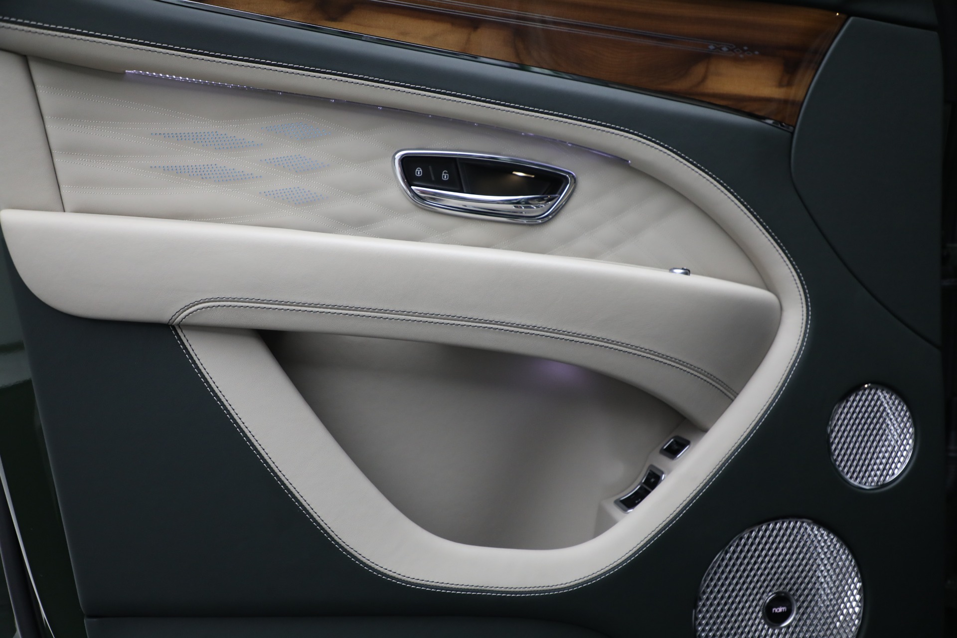 2023 Bentley Bentayga EWB Azure V8 photo 14