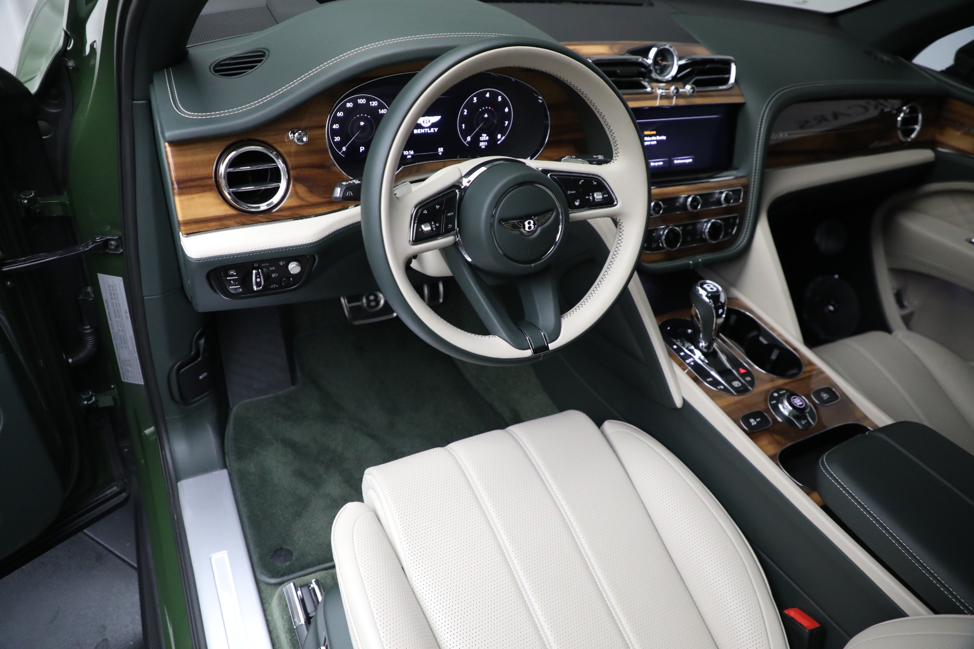 2023 Bentley Bentayga EWB Azure V8 photo 15