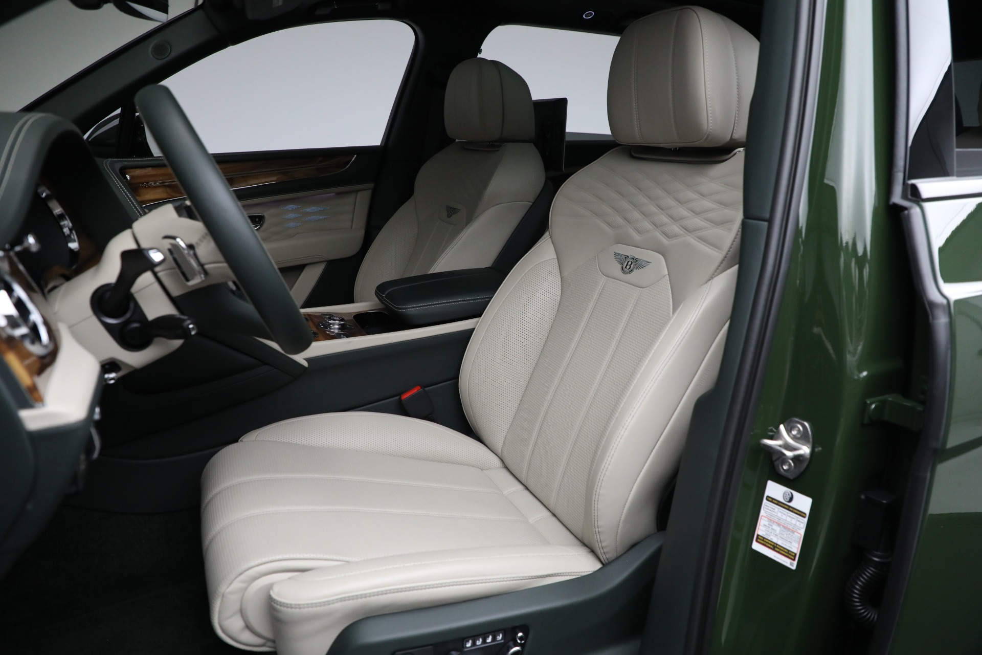 2023 Bentley Bentayga EWB Azure V8 photo 18