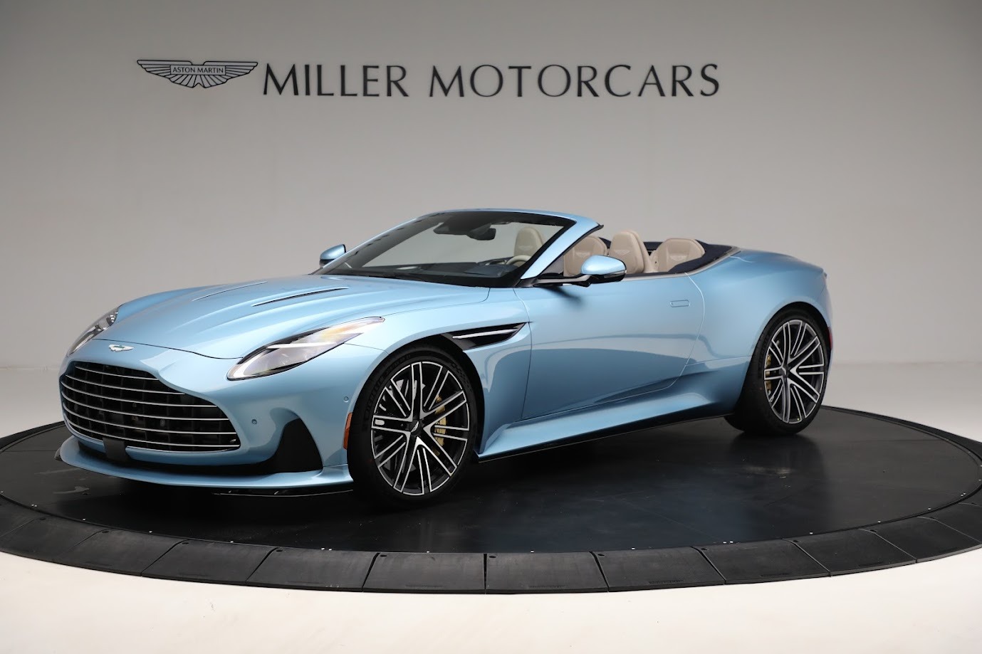 Matchbox Aston Martin DBR Volante 1:64 Bianco Ghiaccio, Serie Autobahn Express 2021, Usato