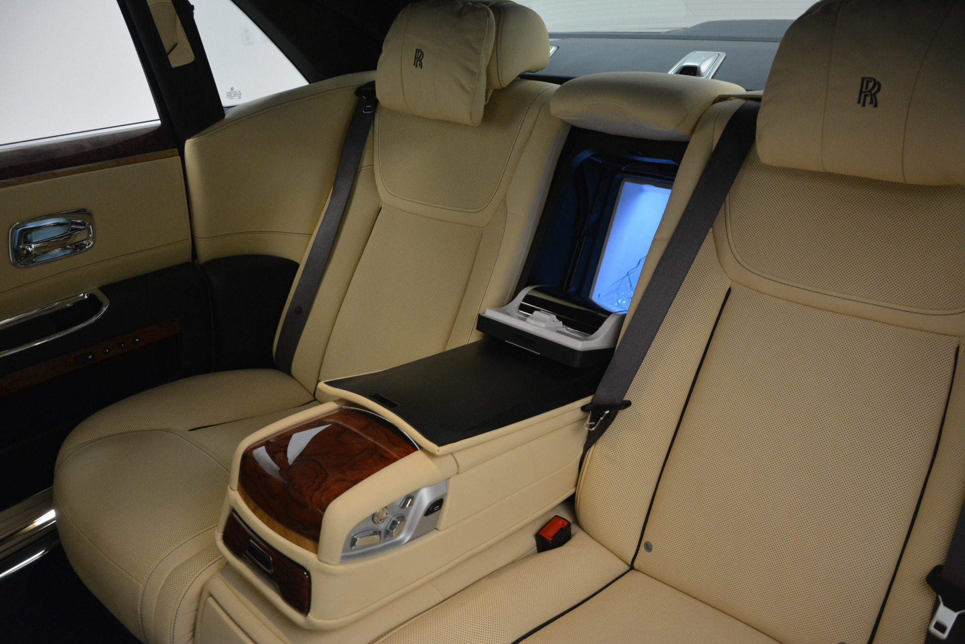 Chi tiết RollsRoyce Ghost EWB 2021 bản cá nhân hoá tại Việt Nam