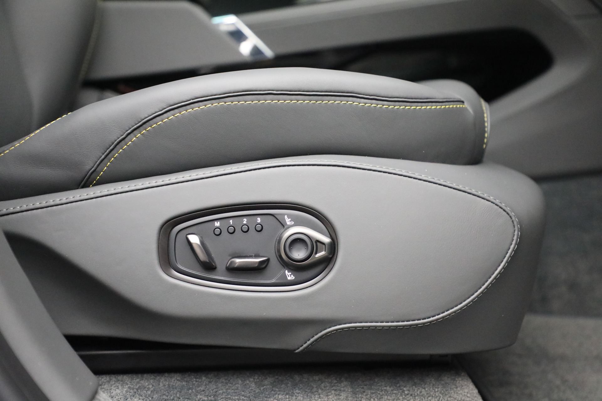 2025 Aston Martin DBX AM8 DBX707 photo 23