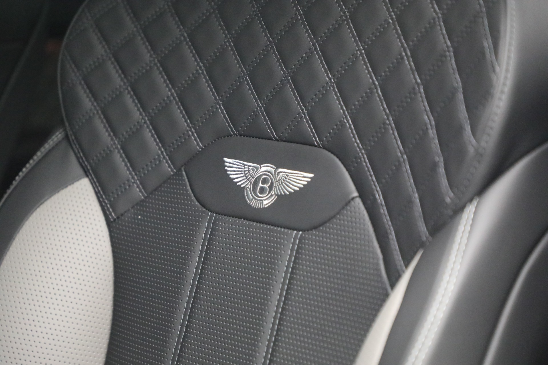 2024 Bentley Bentayga S V8 photo 21