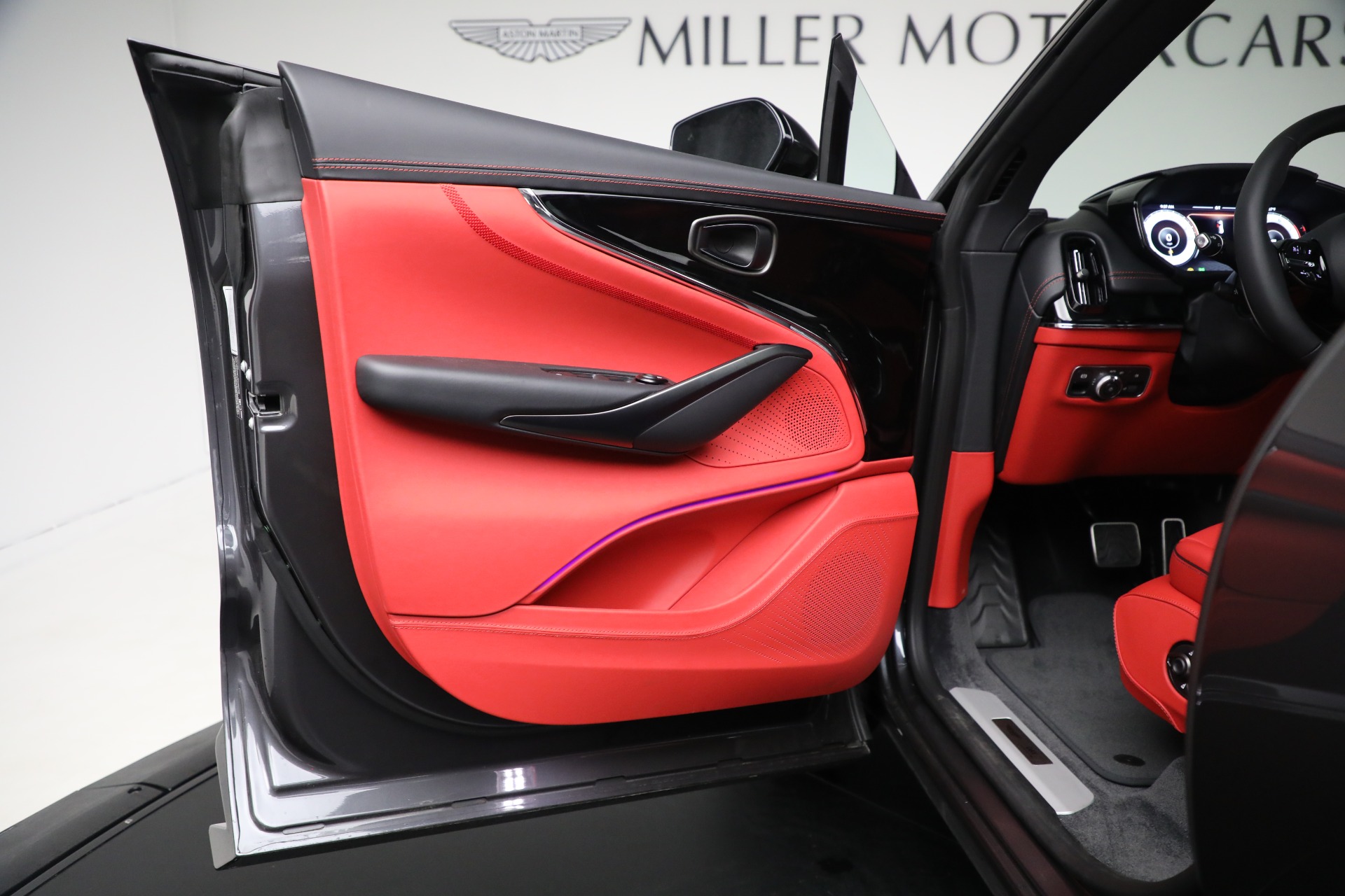 2025 Aston Martin DBX AM8 DBX707 photo 16