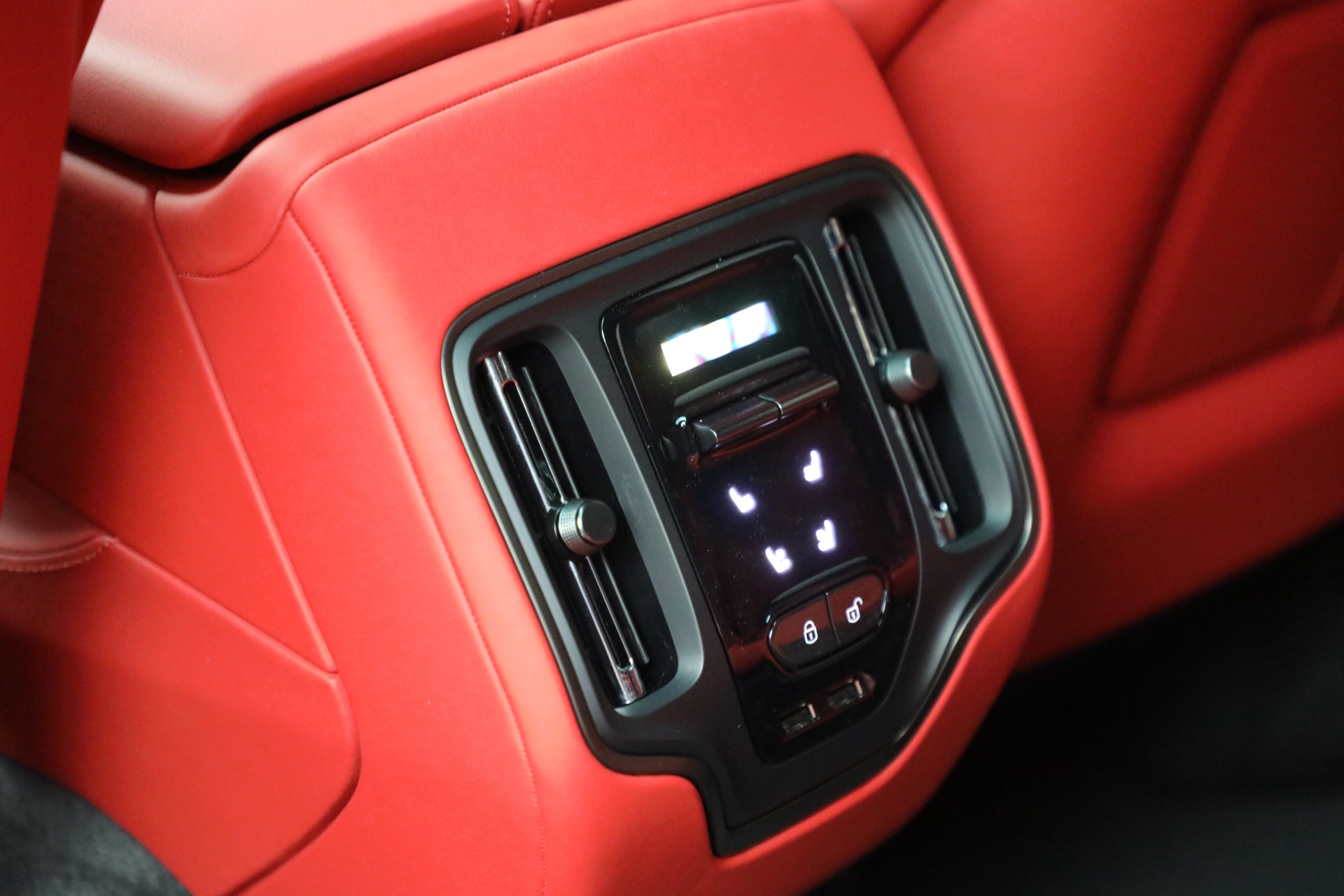 2025 Aston Martin DBX AM8 DBX707 photo 29