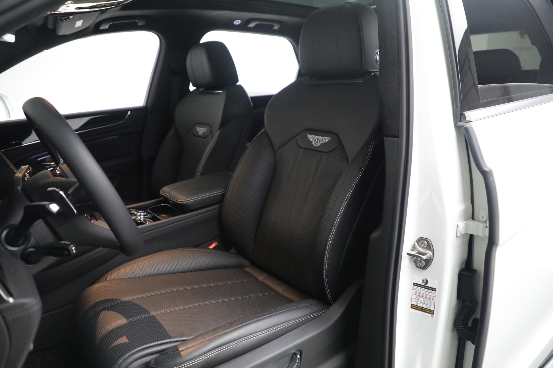 2023 Bentley Bentayga V8 photo 14