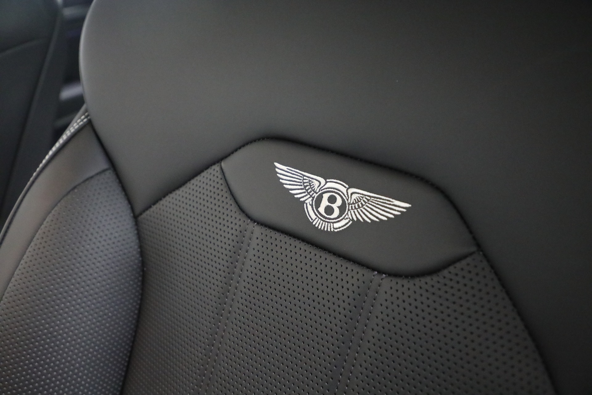 2023 Bentley Bentayga V8 photo 15