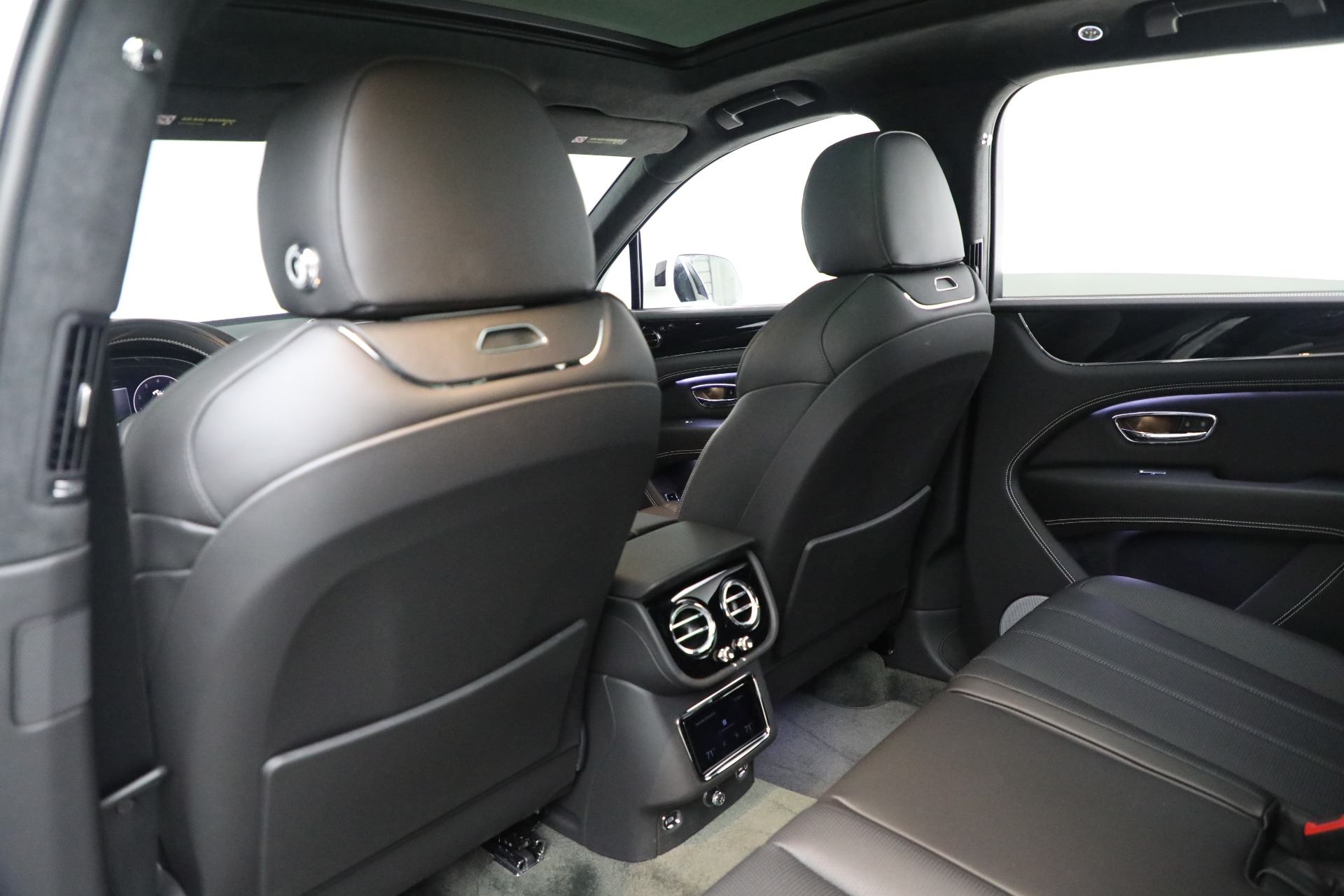 2023 Bentley Bentayga V8 photo 16