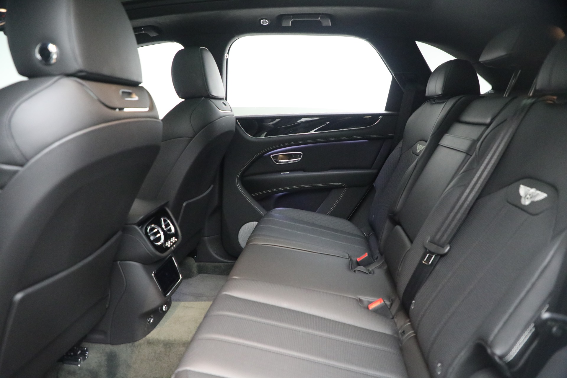 2023 Bentley Bentayga V8 photo 17