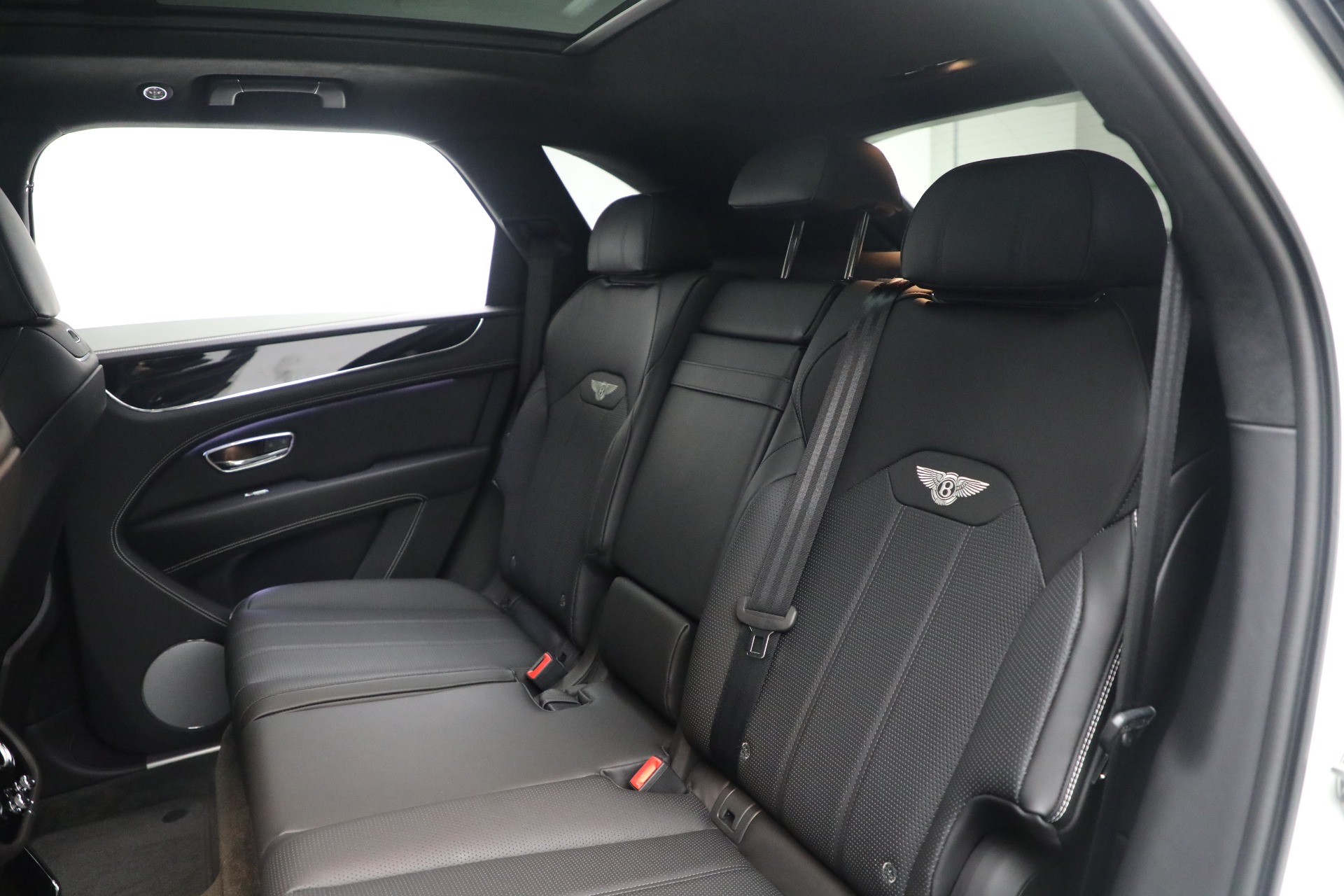 2023 Bentley Bentayga V8 photo 18